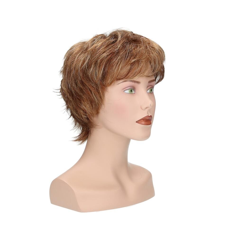 Perücke Mary von Lofty, braun-blond, auf einem Schaufensterkopf. Kurze, gewellte Haare mit Pony. Schräge Ansicht.