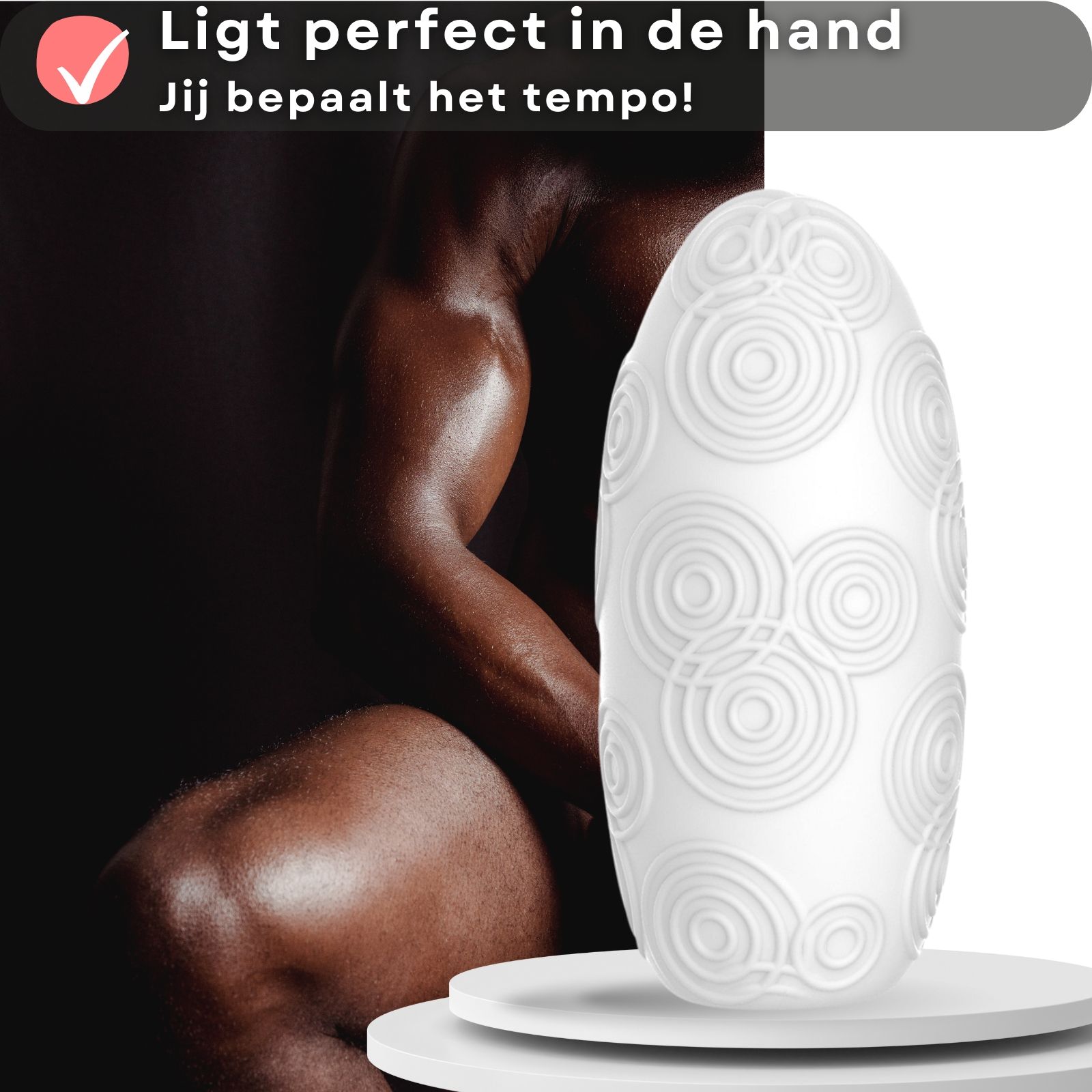 Advertentiebeeld met een witte ei-masturbator. De masturbator heeft een reliëfpatroon. Tekst: Ligt perfect in de hand, jij bepaalt het tempo!