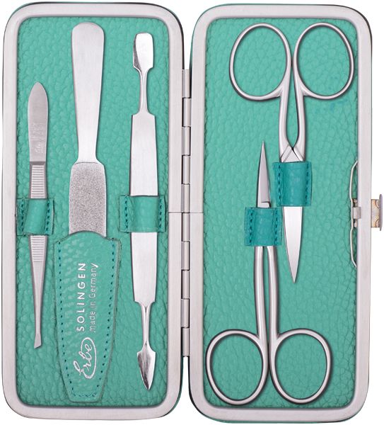 Offenes, hellgrünes Etui mit Maniküre-Werkzeugen. Enthalten sind Schere, Nagelfeile, Pinzette und weitere Metallwerkzeuge. Marke Erbe.