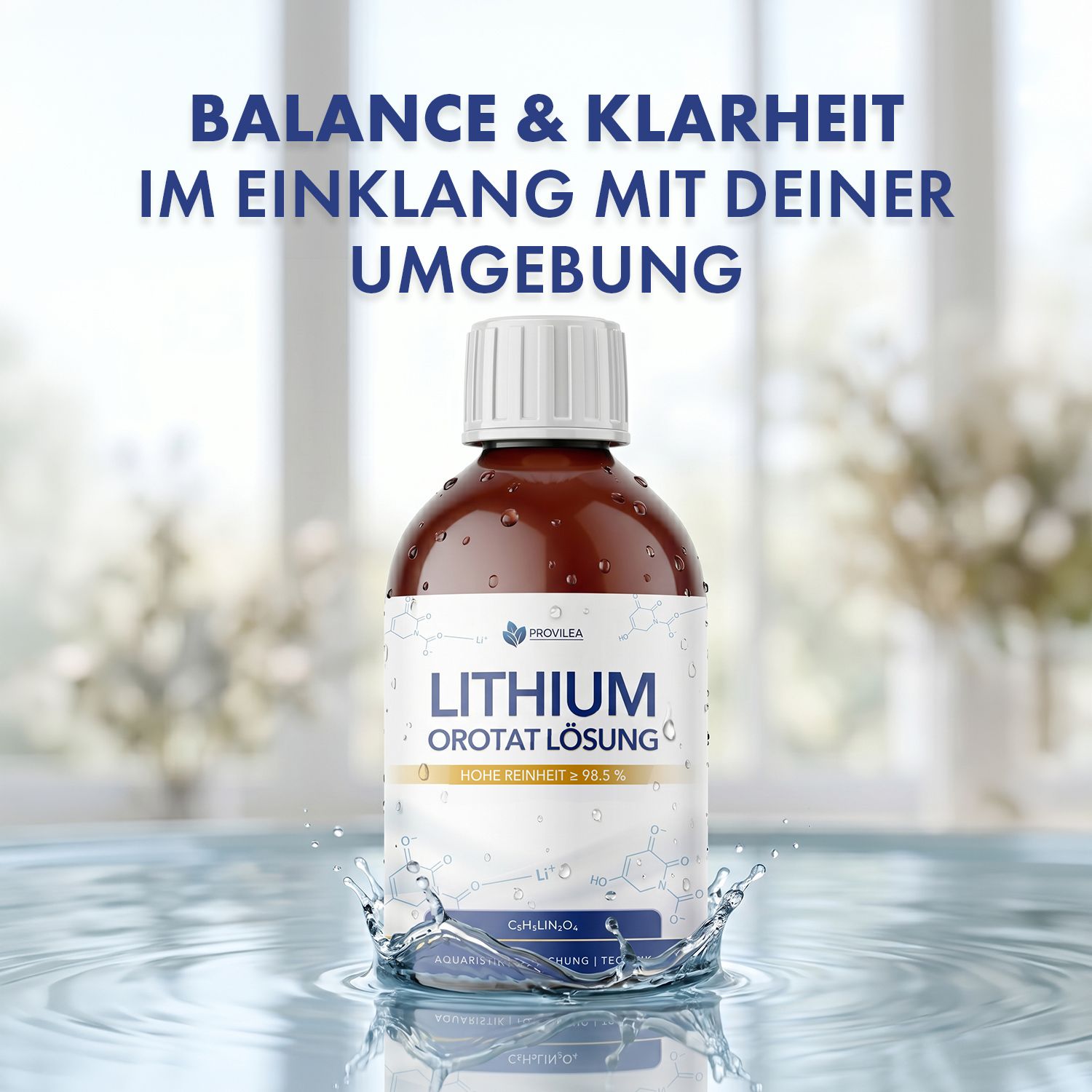 Braune Glasflasche mit weißem Etikett. Aufschrift: Lithium Orotat Lösung. Flasche steht in Wasser. Hintergrund: Wasser und Fenster.