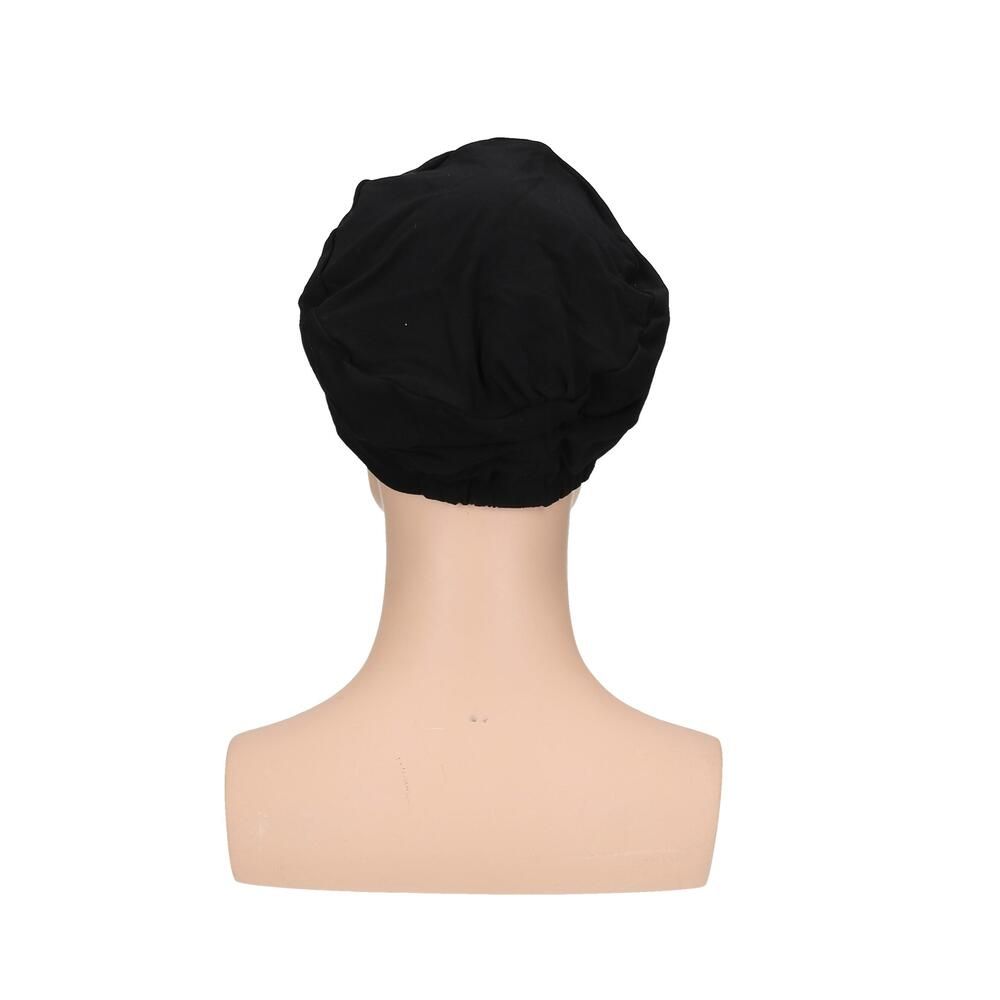 Schwarzer Turban auf einer Schaufensterpuppe. Rückansicht. Das Produkt bedeckt den Kopf vollständig.