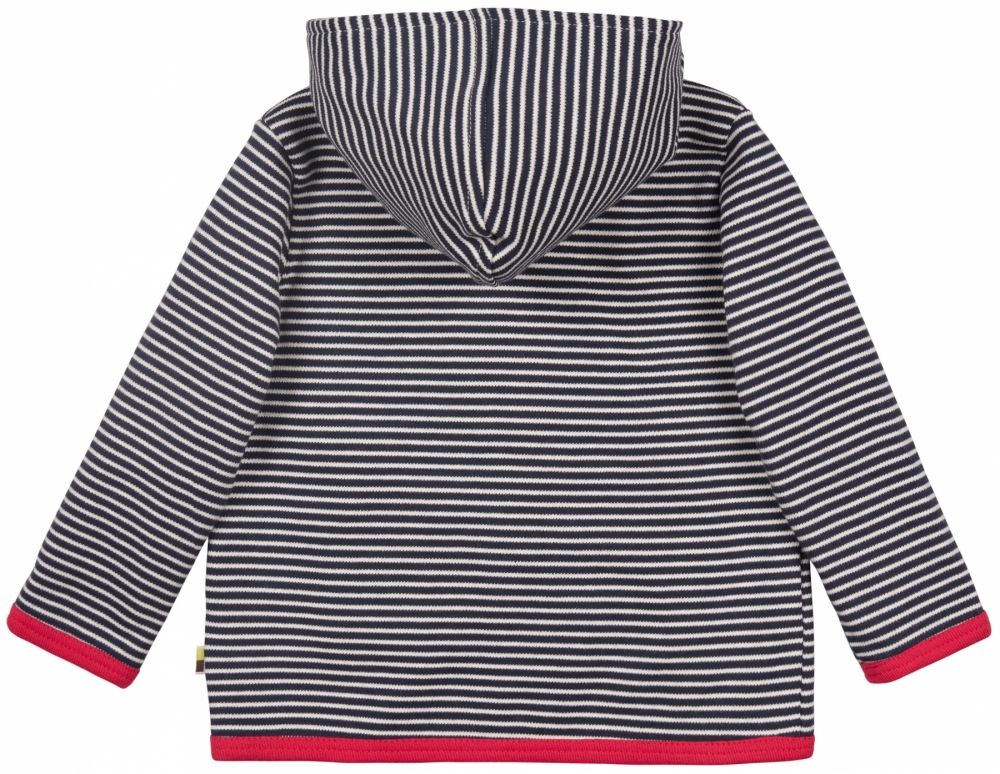 Rückansicht einer gestreiften Jacke mit Kapuze. Roter Saum und Bündchen. Gelbes Label.