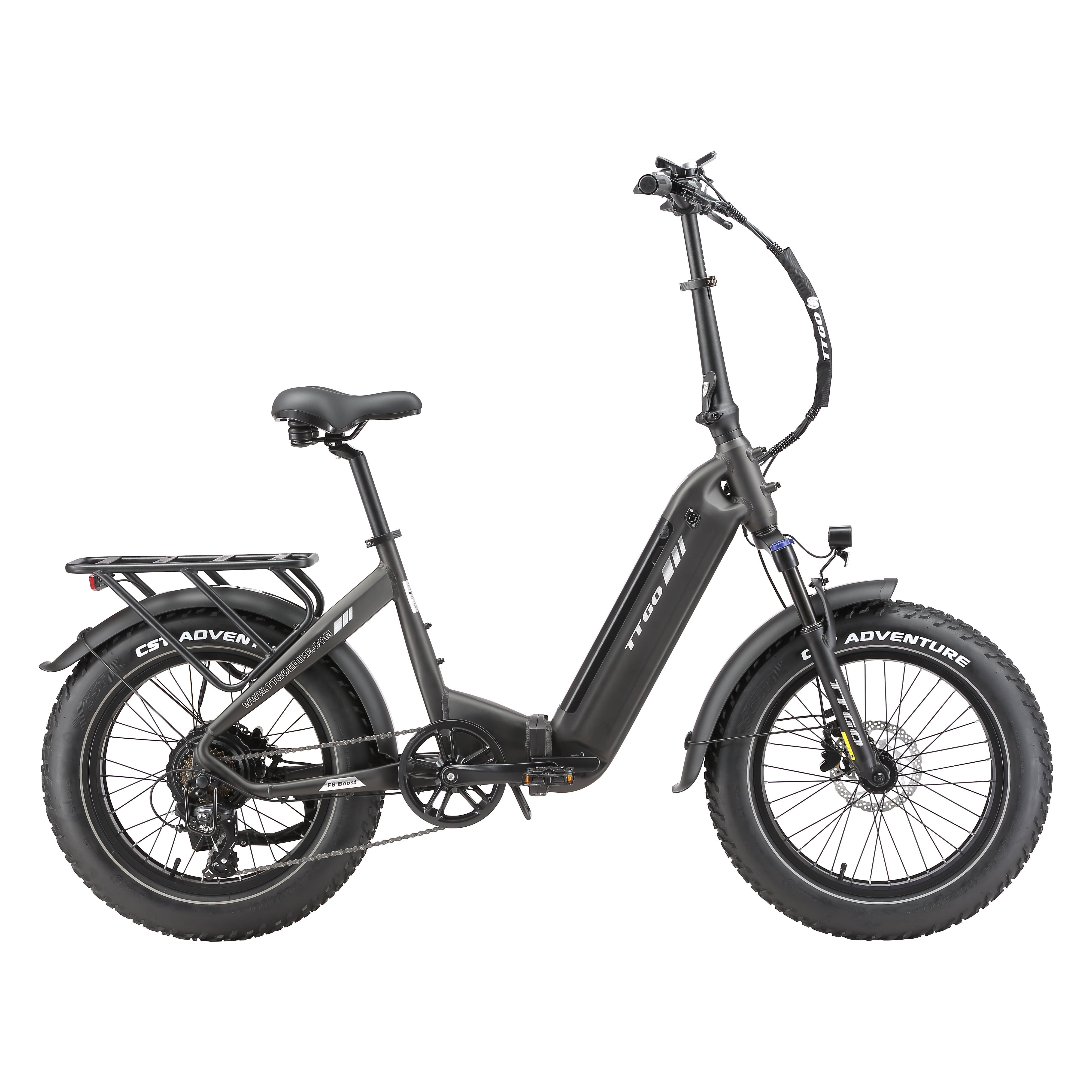 Schwarzes, zusammenklappbares Elektrofahrrad. Breite Reifen, Gepäckträger. TTGO-Logo sichtbar.