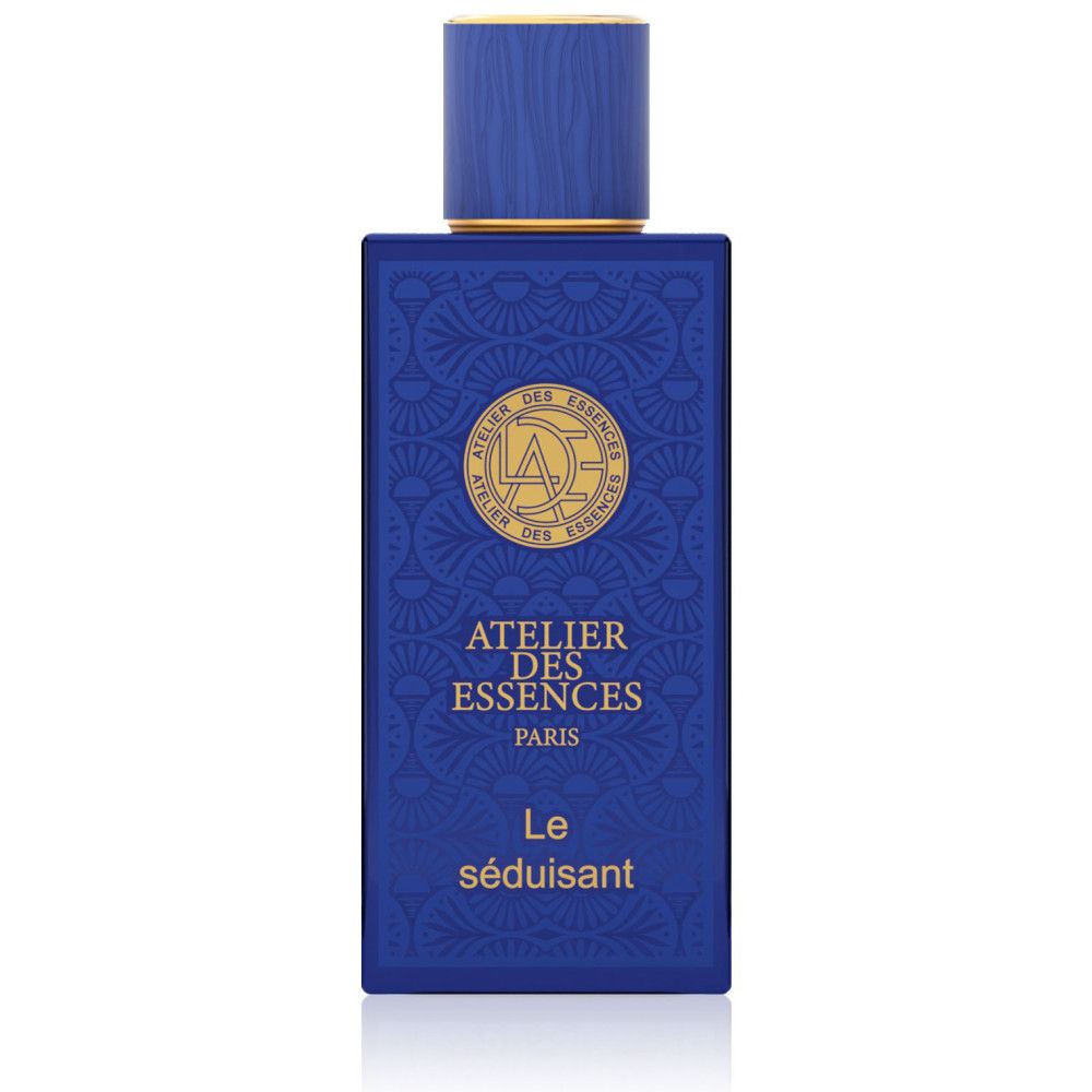 Blaues Parfumflakon mit goldfarbenem Deckel. Aufschrift: Atelier des Essences Paris, Le Séduisant.