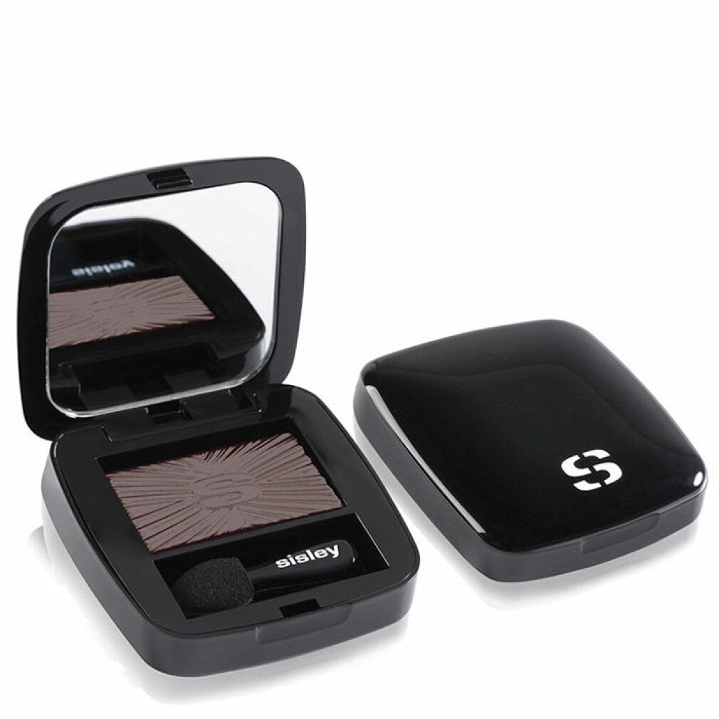 Geöffnete schwarze Lidschatten-Palette mit Spiegel und Applikator. Daneben der Deckel mit weißem Logo. Aufschrift: Sisley.