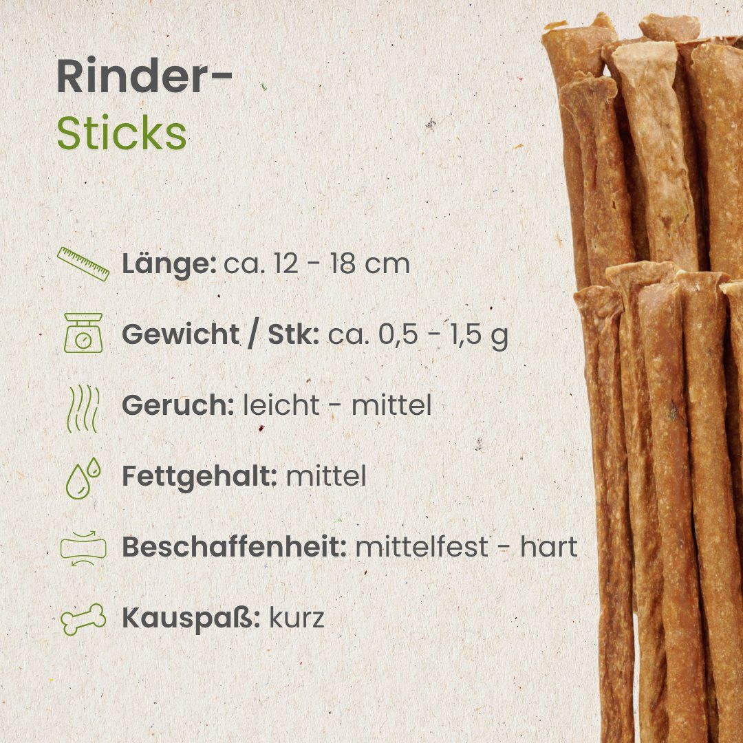 Eine Tüte mit getrockneten Rindersticks, die aufrecht steht.