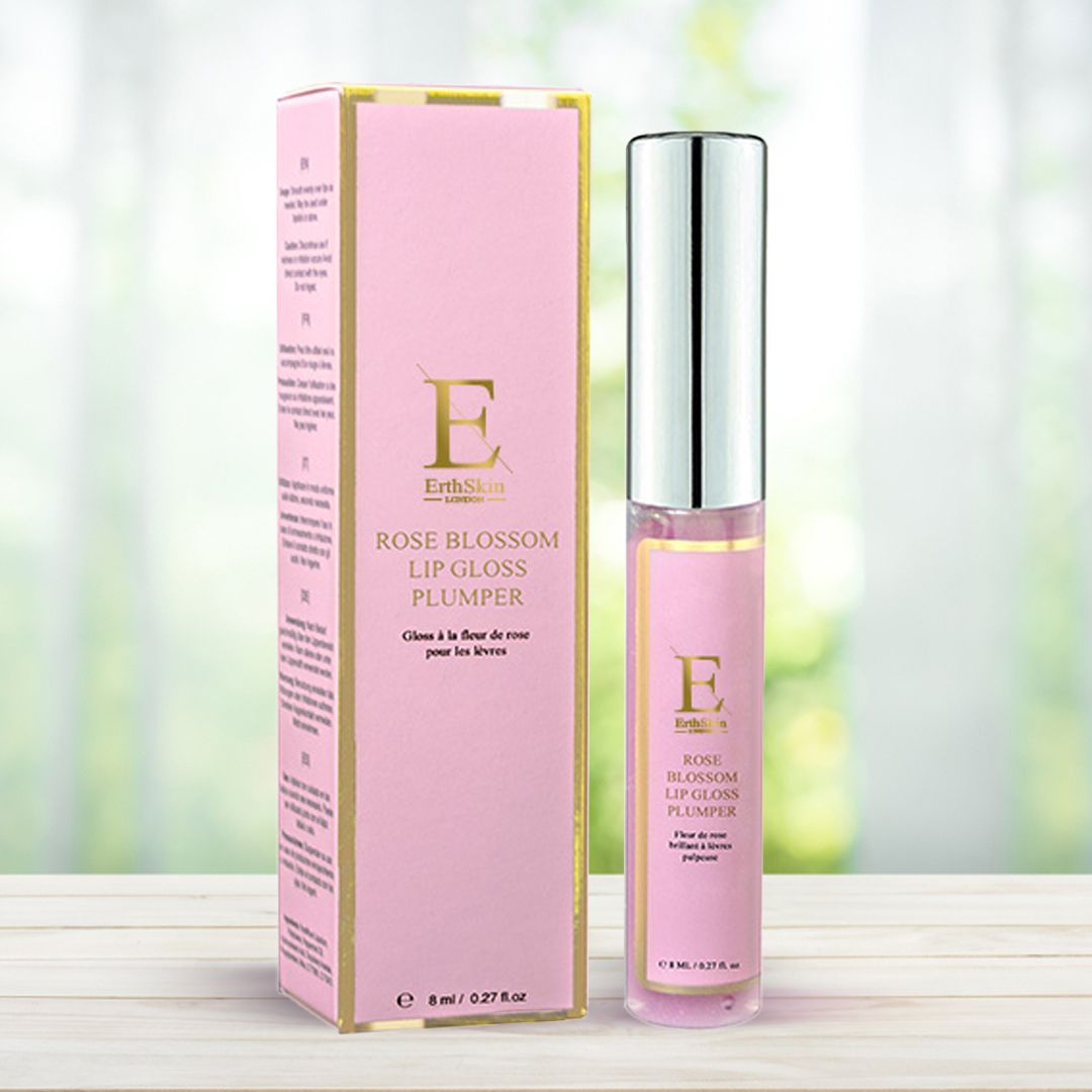 Lipgloss-Fläschchen und Verpackung. Rosa, mit silbernem Deckel. Beschriftung: Rose Blossom Lip Gloss Plumper. Marke: ErthSkin London.