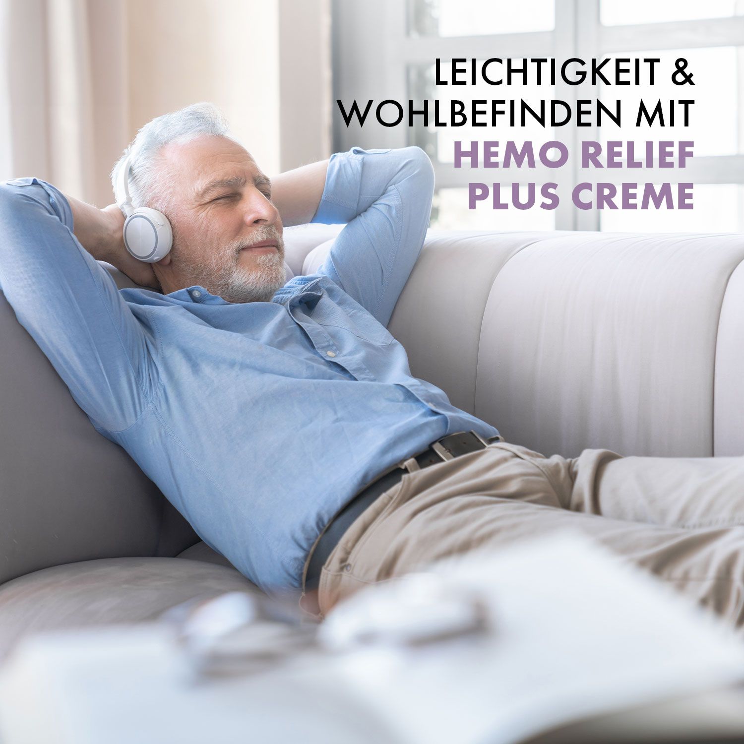 Älterer Mann entspannt auf Sofa mit Kopfhörern. Text: Leichtigkeit & Wohlbefinden mit Hemo Relief Plus Creme.