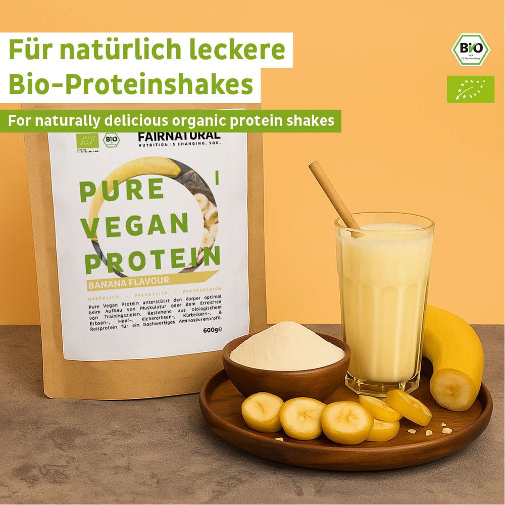 FAIRNATURAL Bio Vegan Protein Pulver Banane mit Bananenstückchen, Pulver und einem fertigen Shake.