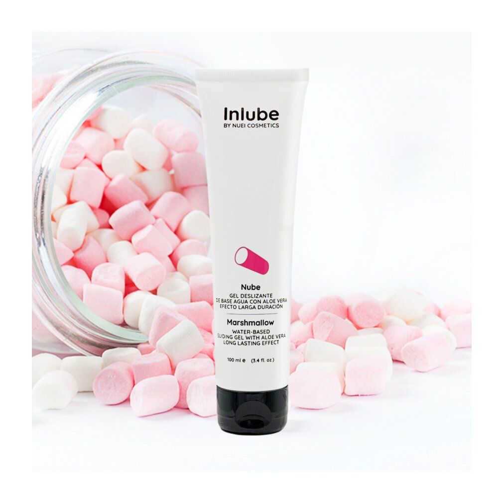 Weißes Tube mit schwarzem Deckel, umgeben von rosa und weißen Marshmallows in einem Glas. Aufschrift: Inlube by NUEI Cosmetics, Nube, Marshmallow.
