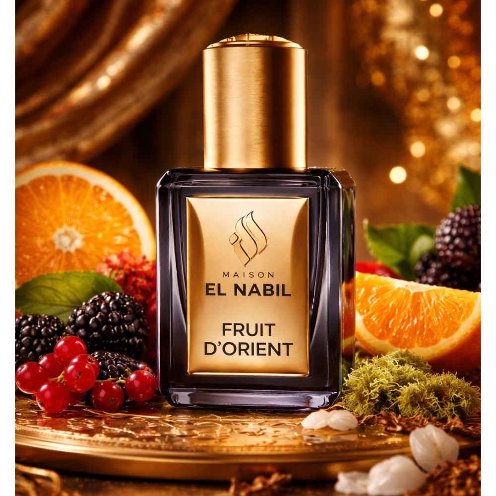 Dunkle Glasflasche mit goldfarbenem Verschluss. Goldfarbenes Etikett mit Schriftzug "MAISON EL NABIL FRUIT D'ORIENT". Umgeben von Früchten.