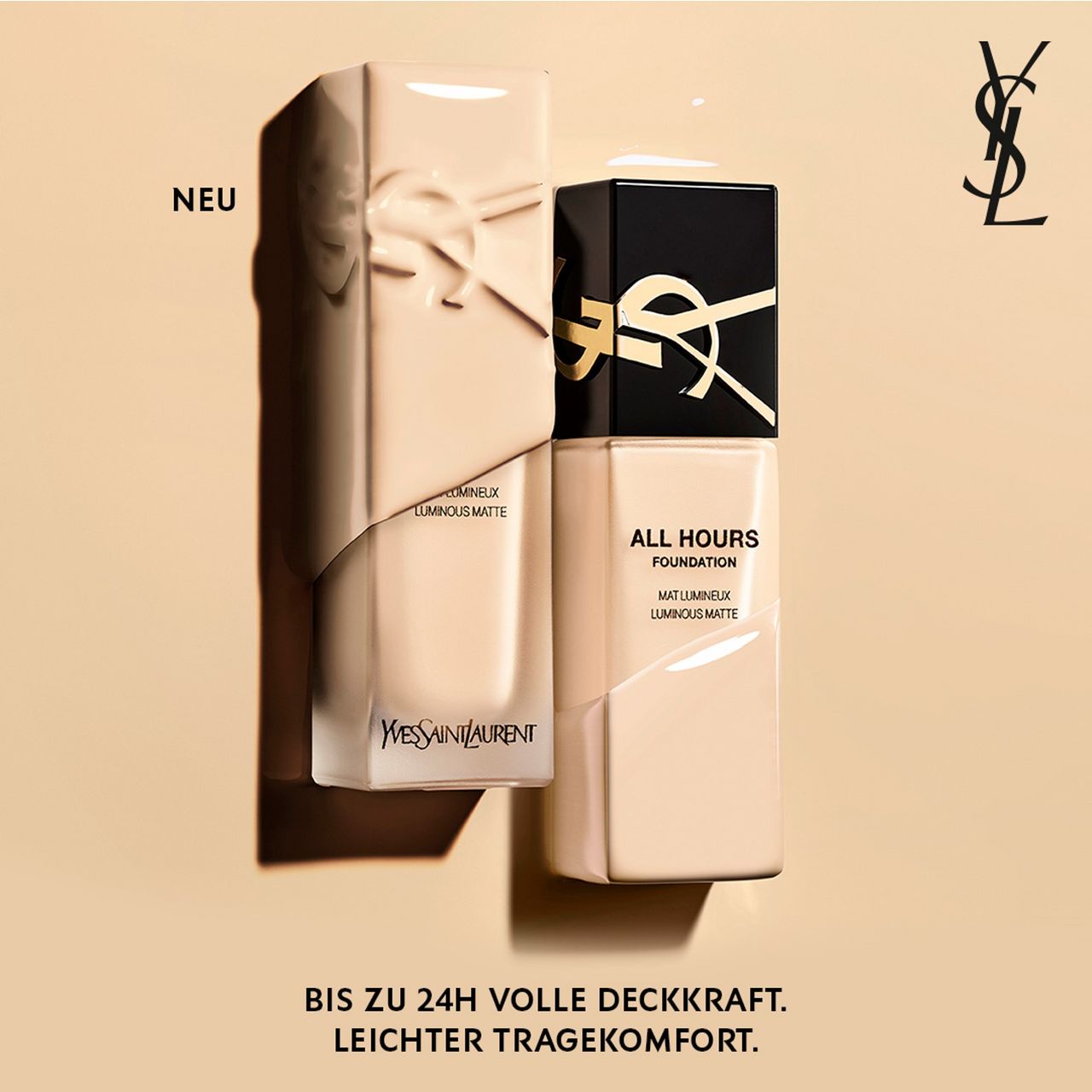 Zwei Foundation-Flakons. Aufschrift ALL HOURS FOUNDATION. Marke Yves Saint Laurent. Text: BIS ZU 24H VOLLE DECKKRAFT. LEICHTER TRAGEKOMFORT.