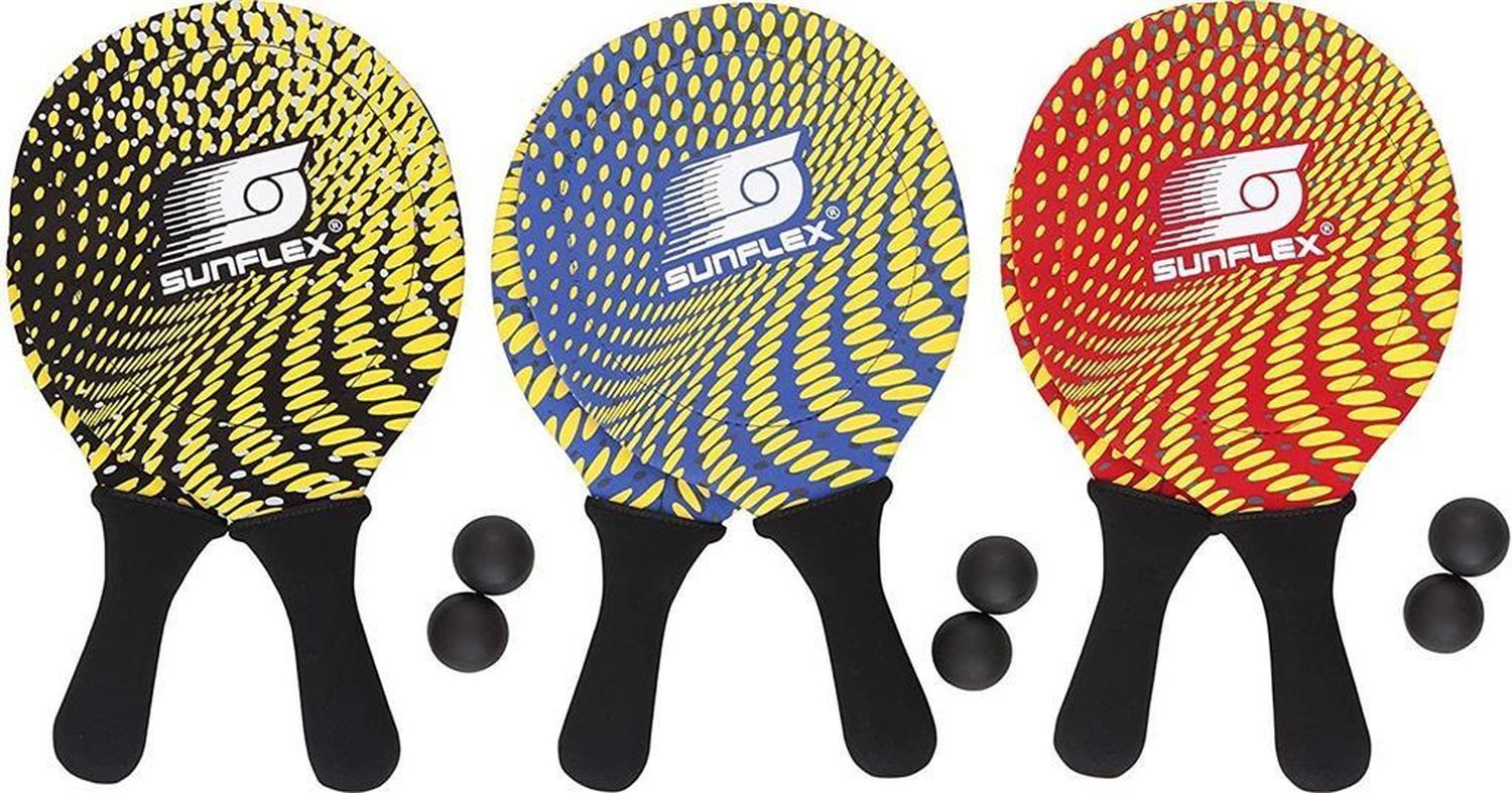 Drei Strandtennis-Sets in Gelb, Blau und Rot. Jeweils zwei Bälle und SUNFLEX-Logo.