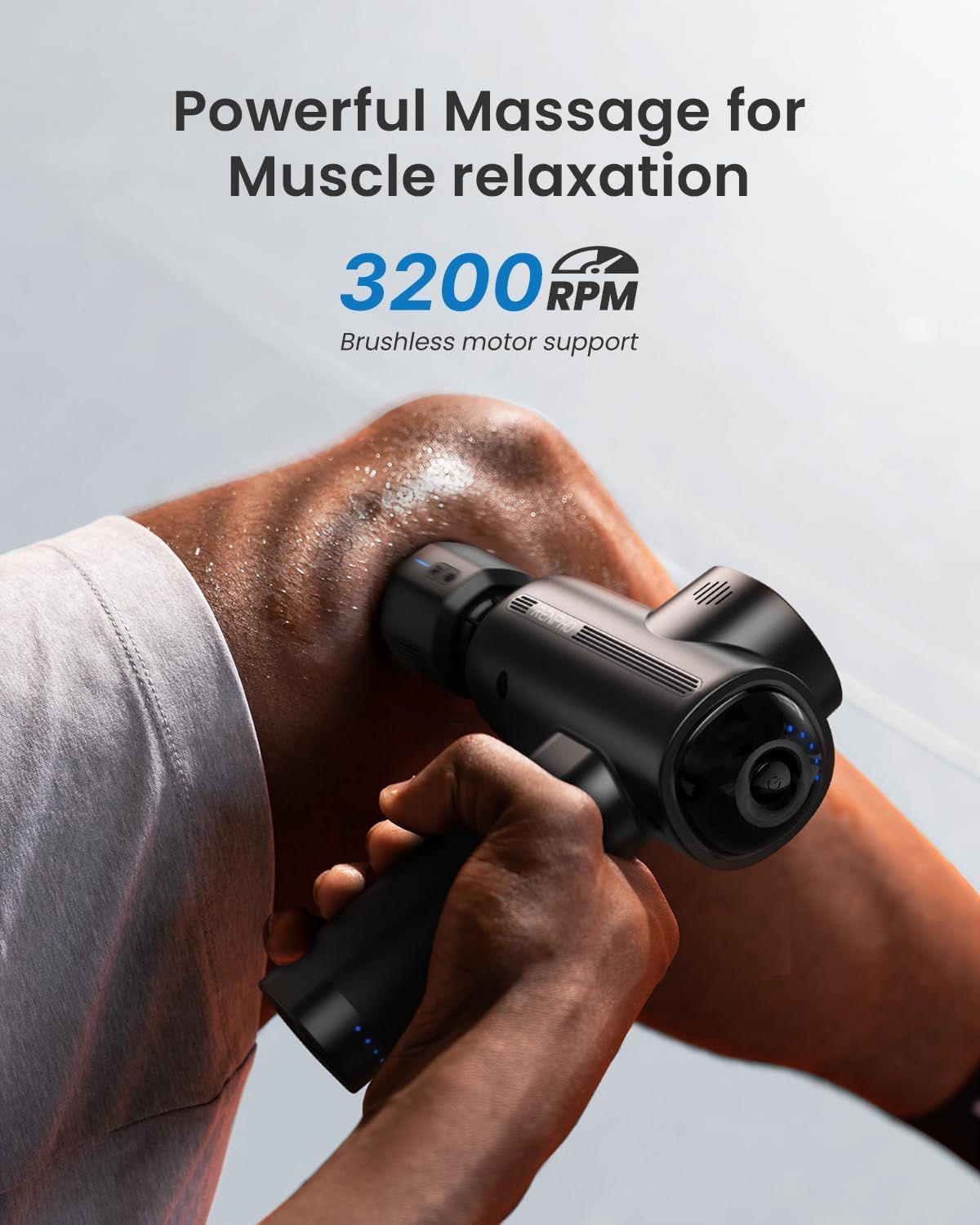 Schwarzes Massagegerät massiert Knie. Text: 3200 RPM, bürstenlose Motorunterstützung.