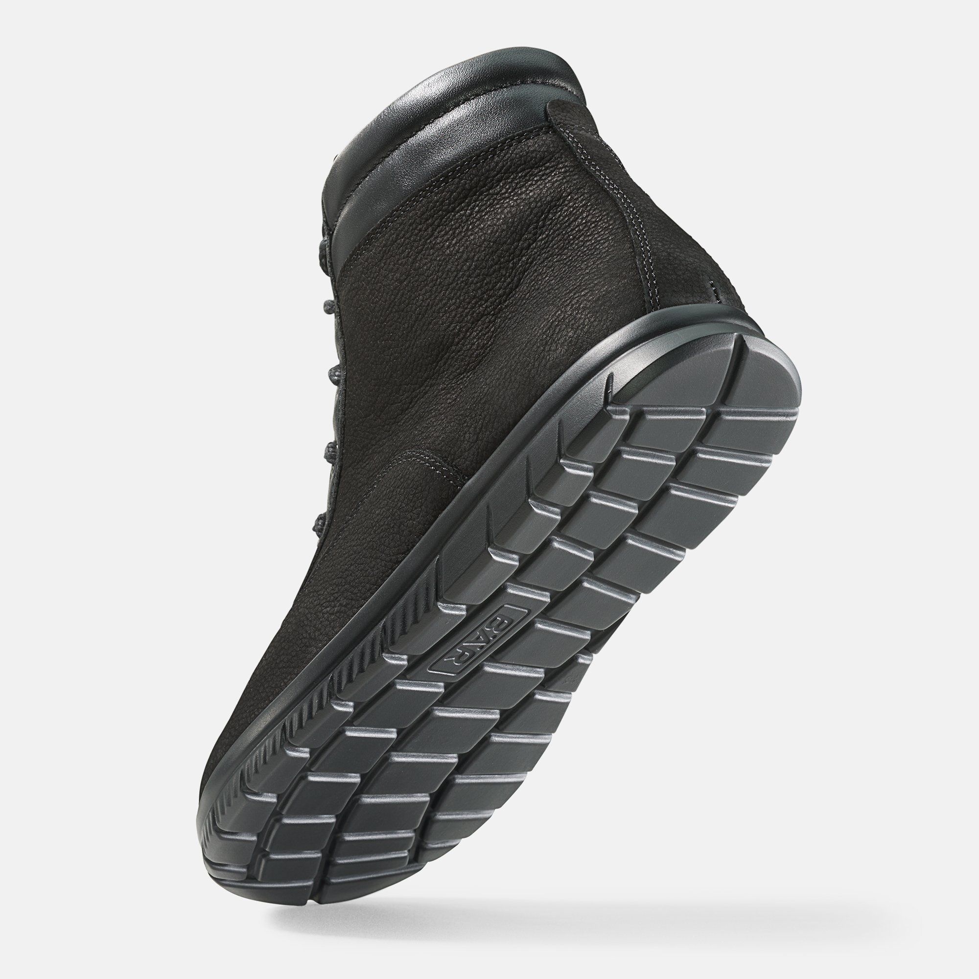 Schwarze Stiefelette von unten gesehen. Sichtbare Sohle mit Profil. Lederdetails am oberen Rand.