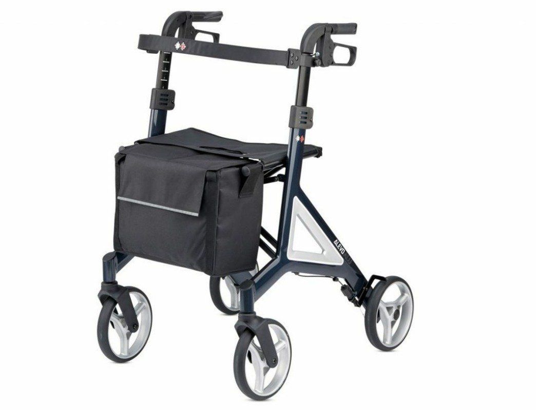 Rollator mit schwarzem Sitz und Tasche. Vier Räder, dunkelblaues Gestell. Griffe und Rückenlehne. Silberne Akzente.