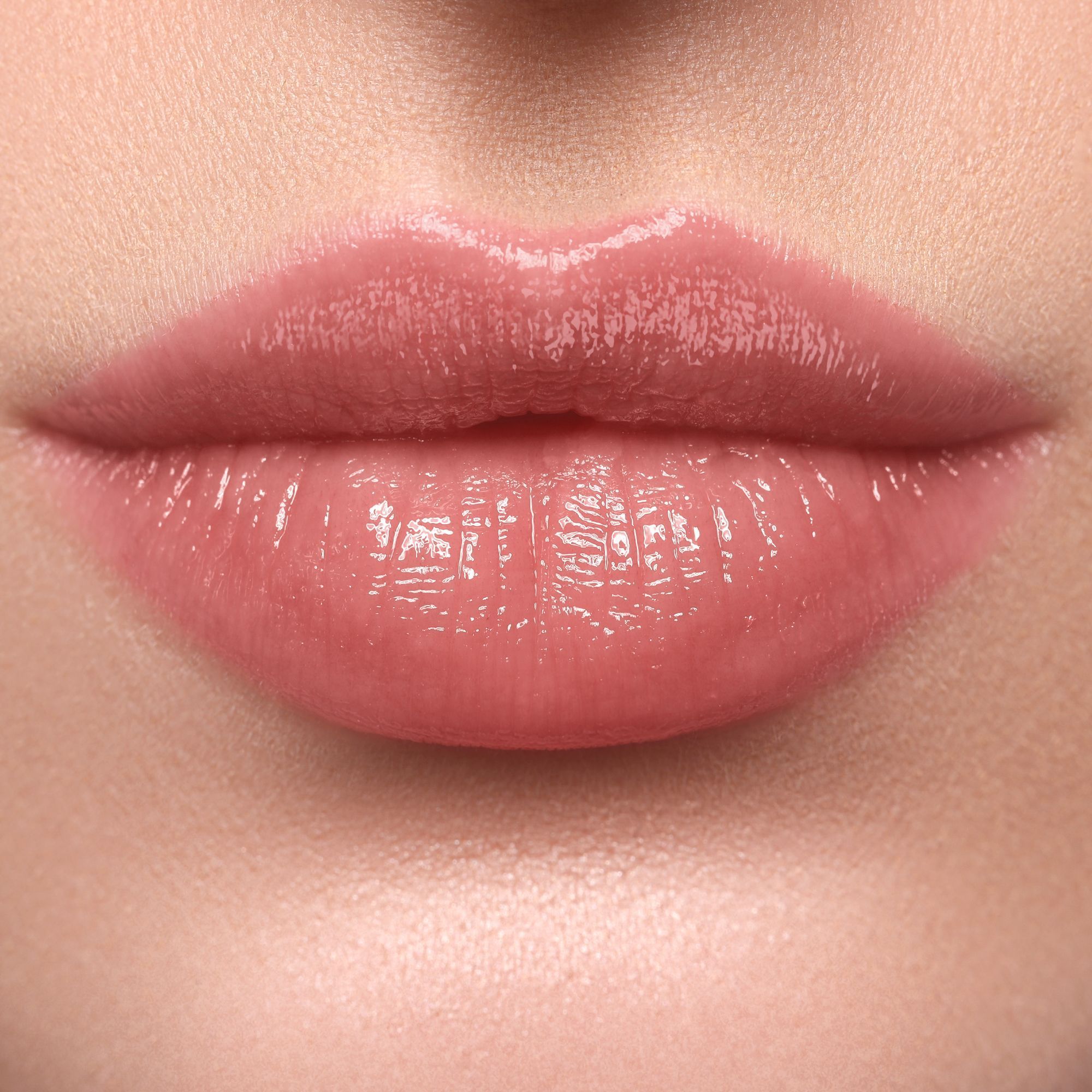 Lippen mit WYCON Hydrasheer Glossy Lipstick 08 Rose, glänzendes Finish.