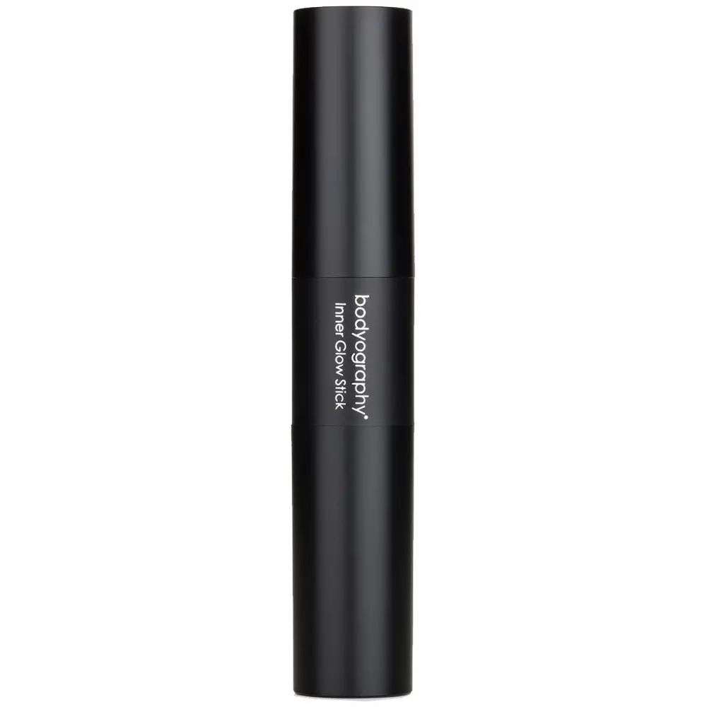 Geschlossener Highlighter-Stick. Schwarzer Stift mit Produktnamen.