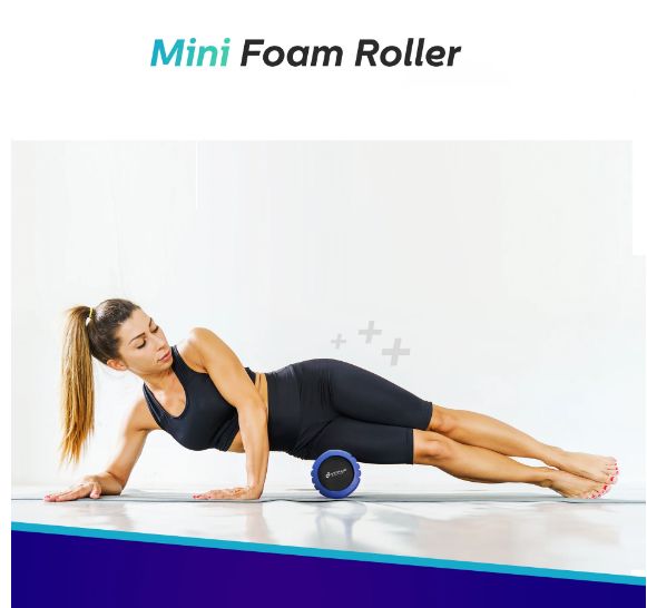Frau liegt auf einer Matte und verwendet einen blauen Mini-Foam Roller. Produktname 'Mini Foam Roller' oben.