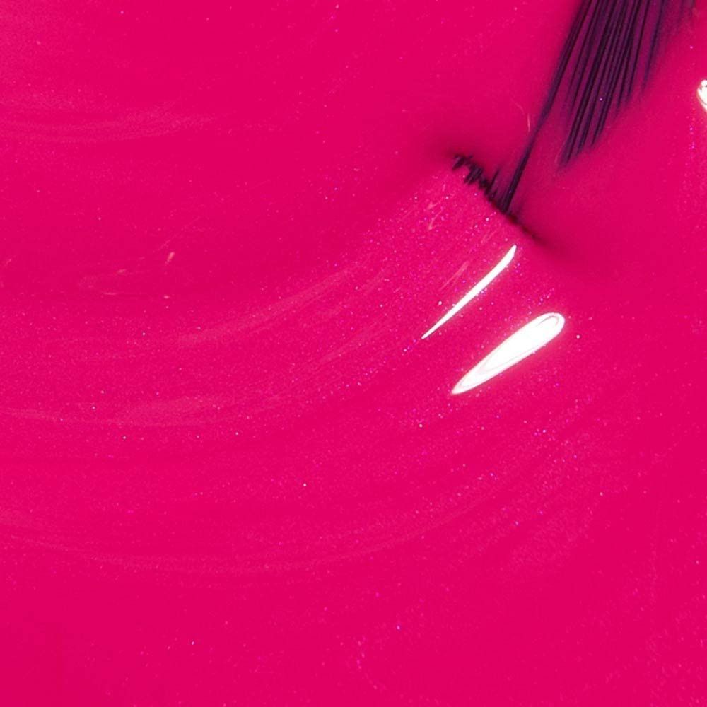 Nagellack in Pink. Pinsel taucht in die Farbe ein. Glänzende Textur.