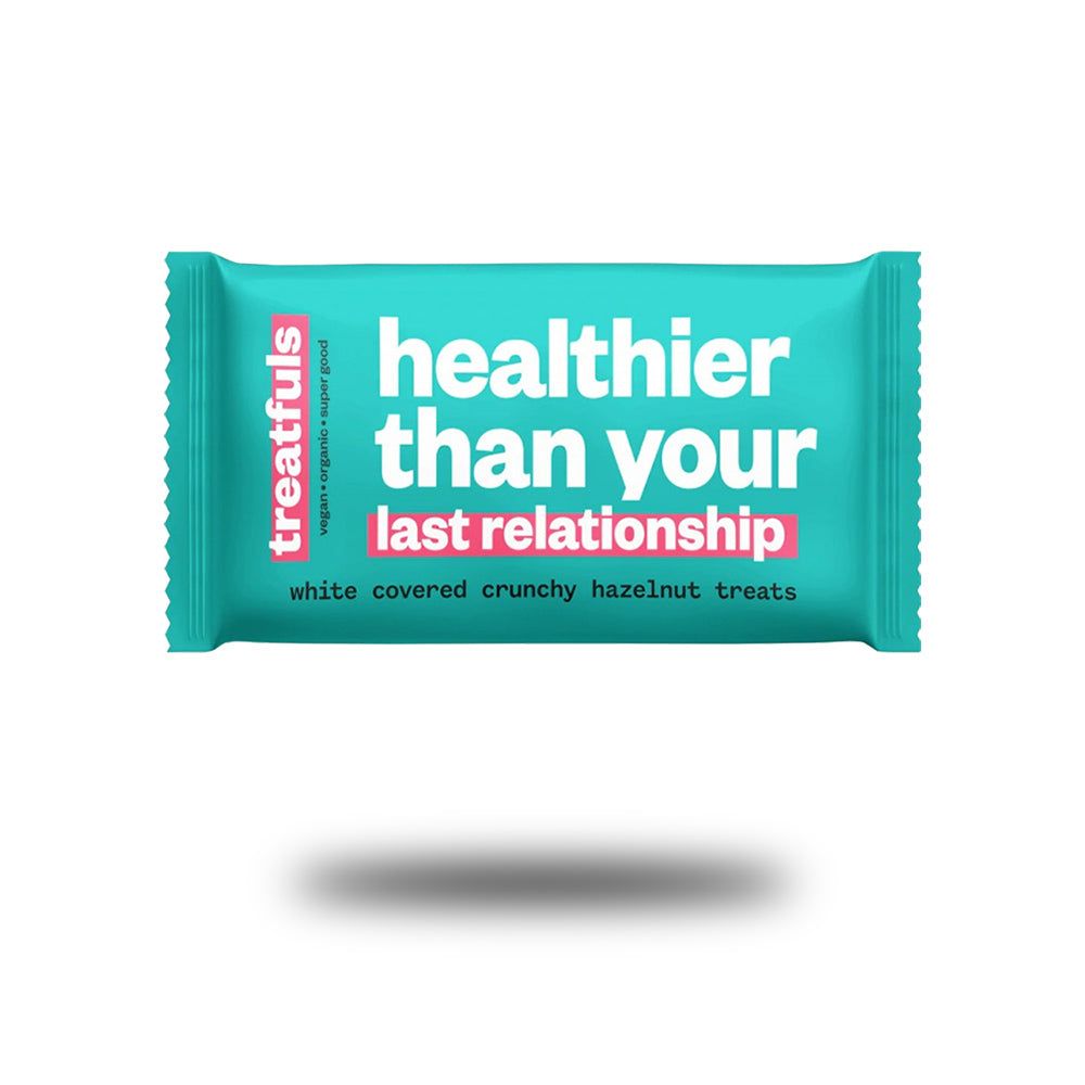 Türkis verpackter Riegel. Aufschrift: healthier than your last relationship. Text: white covered crunchy hazelnut treats. Marke: treatfuls.