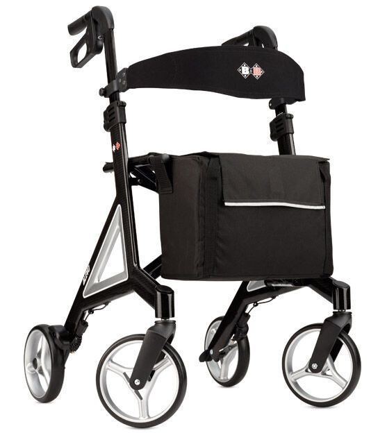 Schwarzer Rollator mit vier Rädern, Sitz und Tasche. Griffe und Rückenlehne gepolstert. Silberne Akzente.