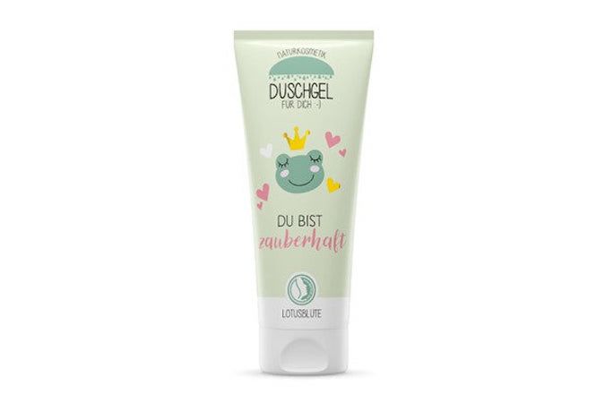 Tubo di gel doccia verde chiaro con illustrazione di rana e scritta "Du bist zauberhaft". Logo "Lotusblüte" in basso.