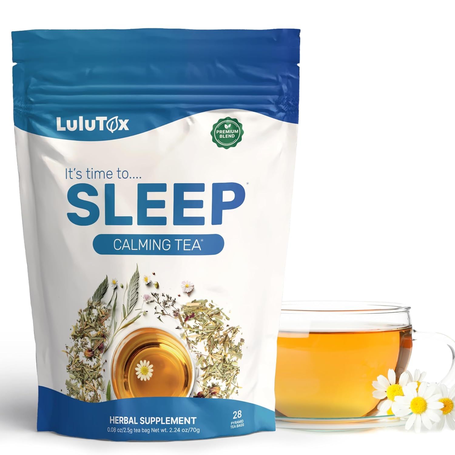 Beutel LULUTOX Gute Nacht Tee, mit Aufschrift SLEEP Calming Tea. Daneben eine Tasse Tee und Kamillenblüten.