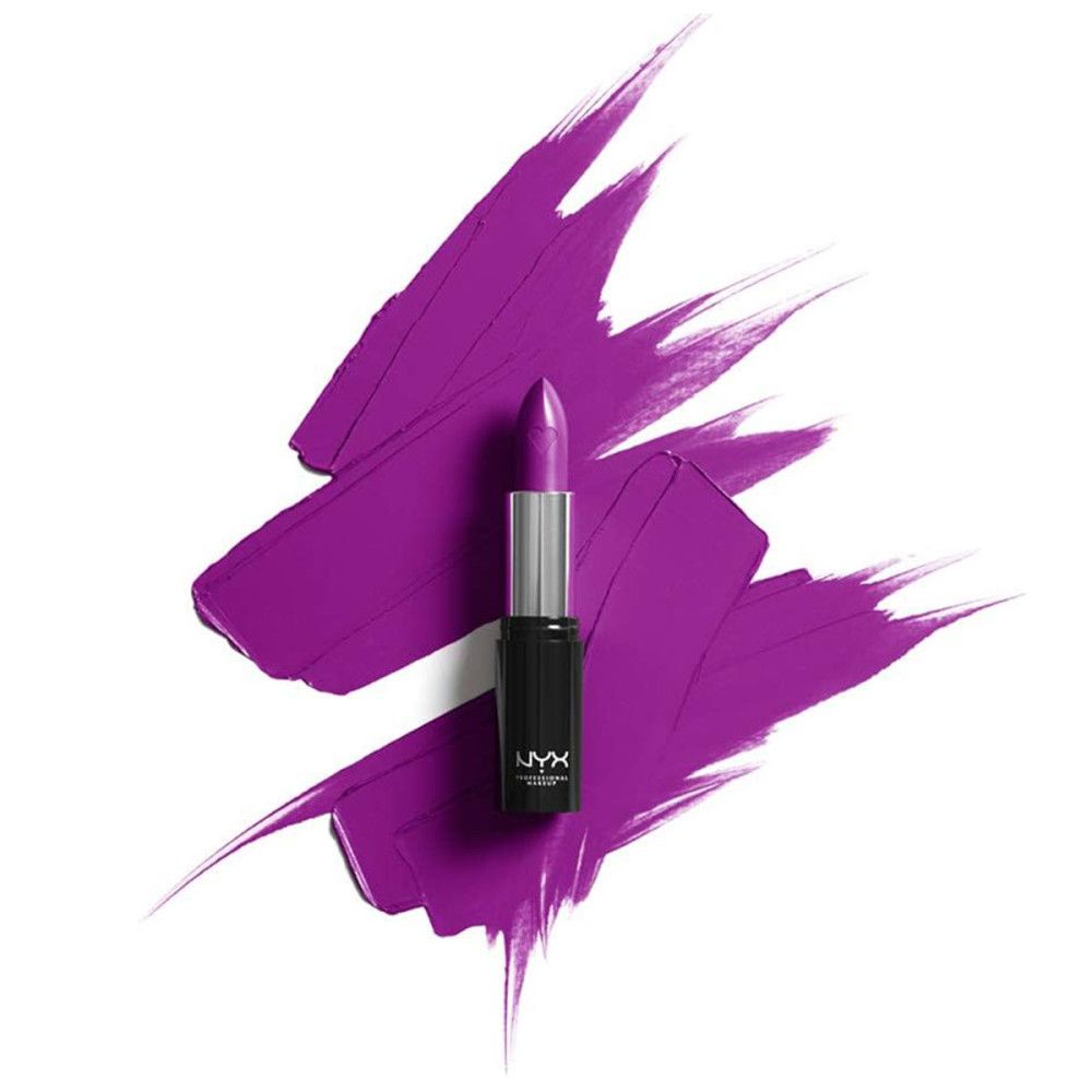 Violetter Lippenstift auf lila Farbspritzer. Schwarze Hülse mit NYX Professional Makeup Logo. Silberne Basis.