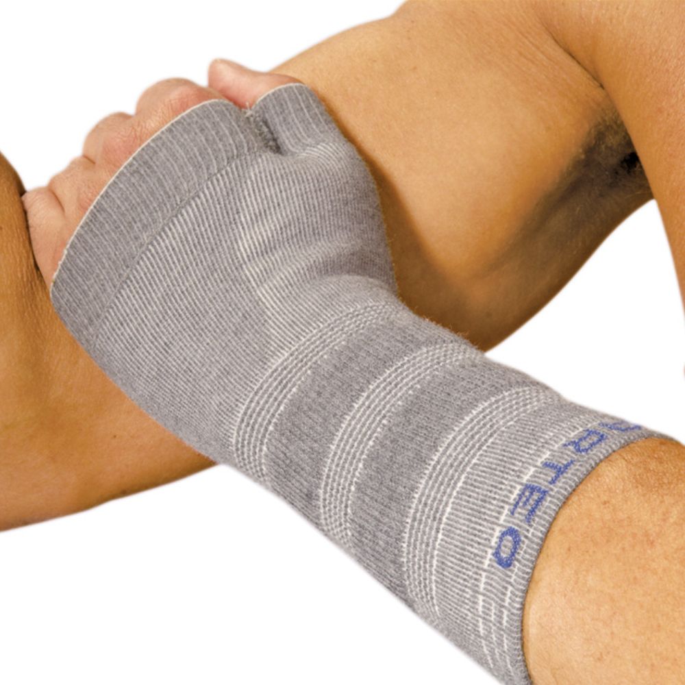 Graue Handgelenksbandage mit Daumenöffnung, am Arm getragen. Mit blauem Schriftzug. Geripptes Material.