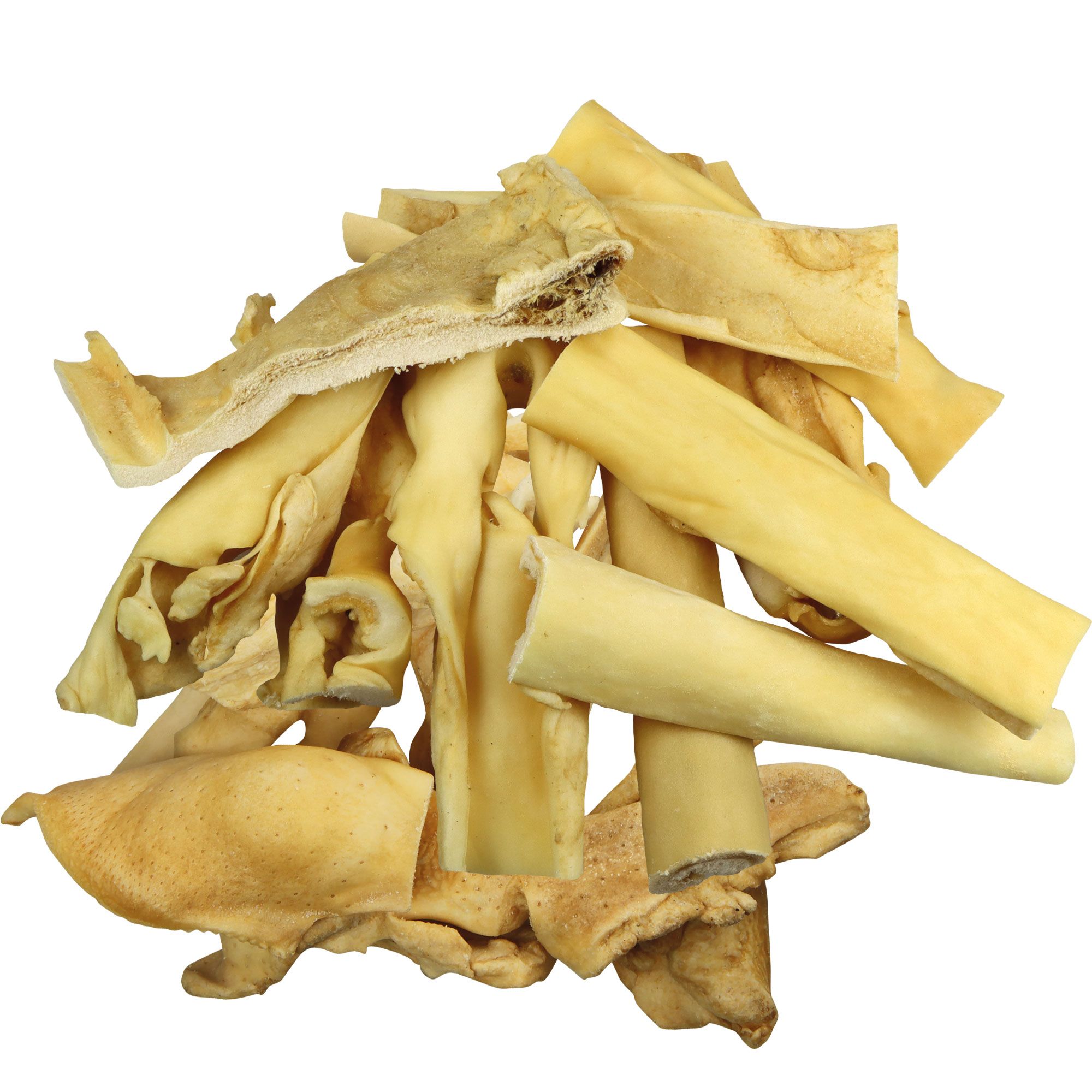 Rinder-Kopfhaut, getrocknet, in verschiedenen Formen und Größen. Helle, beige Farbe. Auf weißem Hintergrund.
