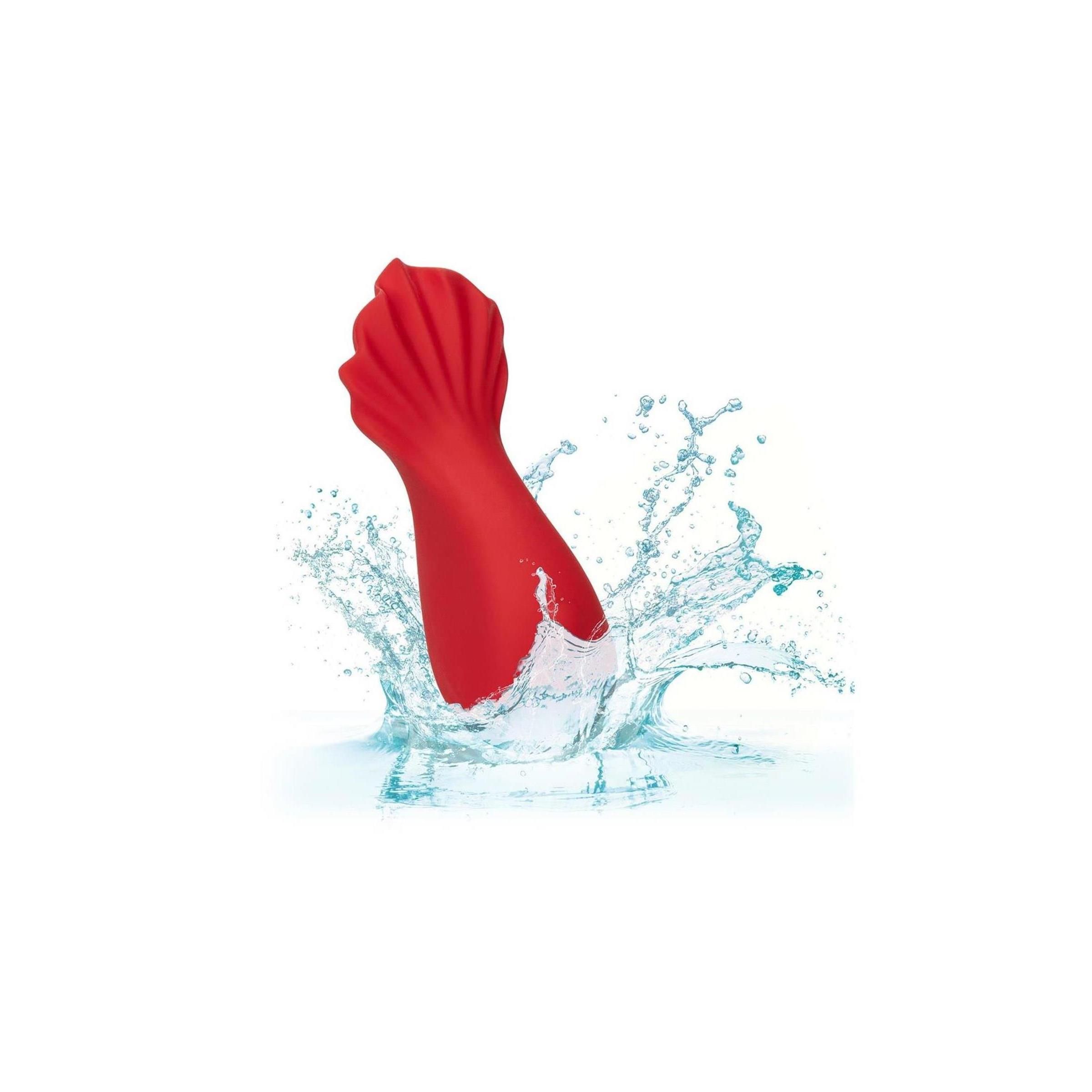 Roter Vibrator im Wasser. Das Produkt ist teilweise von Wasser umgeben, das spritzt. Keine Verpackung sichtbar.