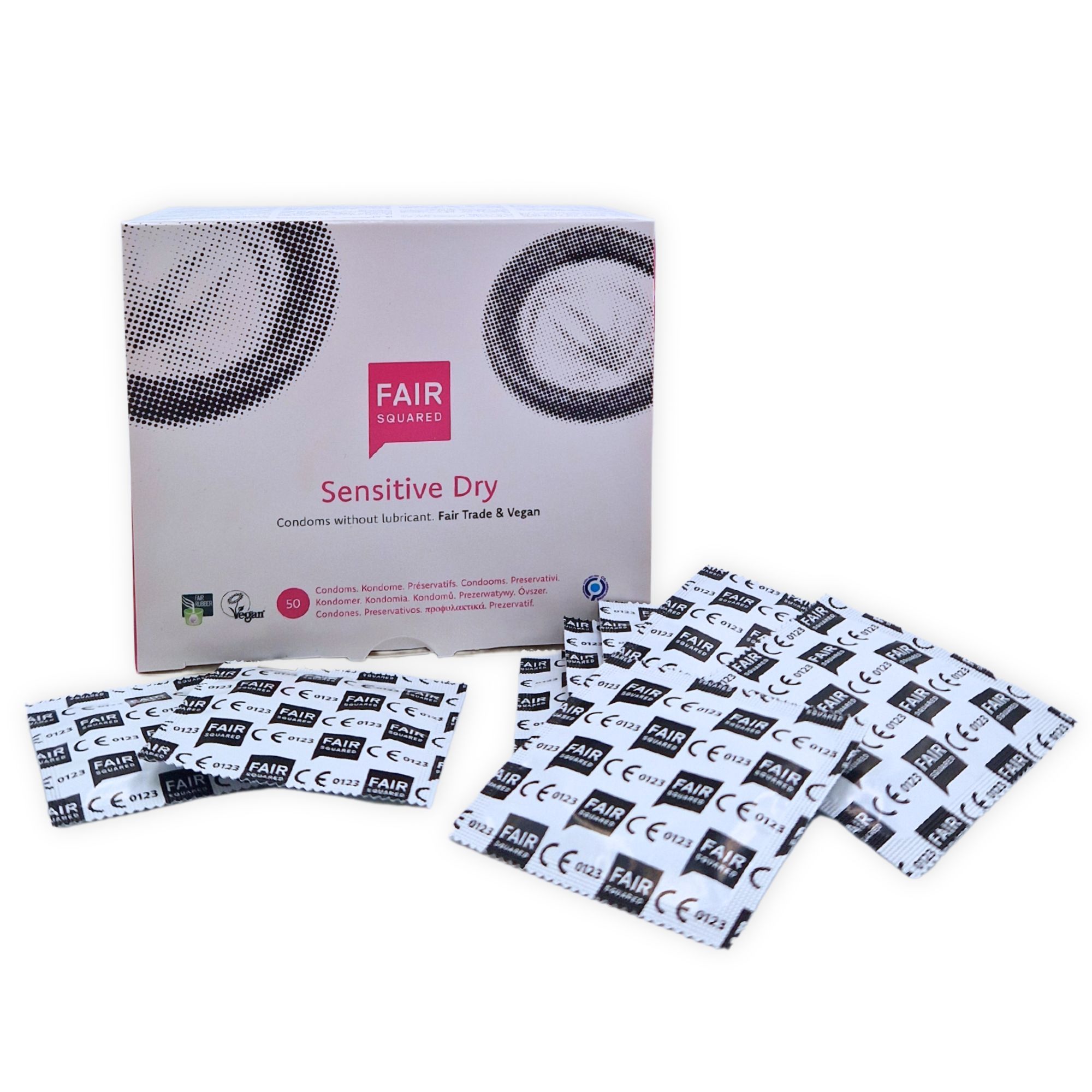 Verpackung mit Kondomen. Marke Fair Squared, Produktname Sensitive Dry. Einzelne Kondome in Folie, CE-Kennzeichnung.