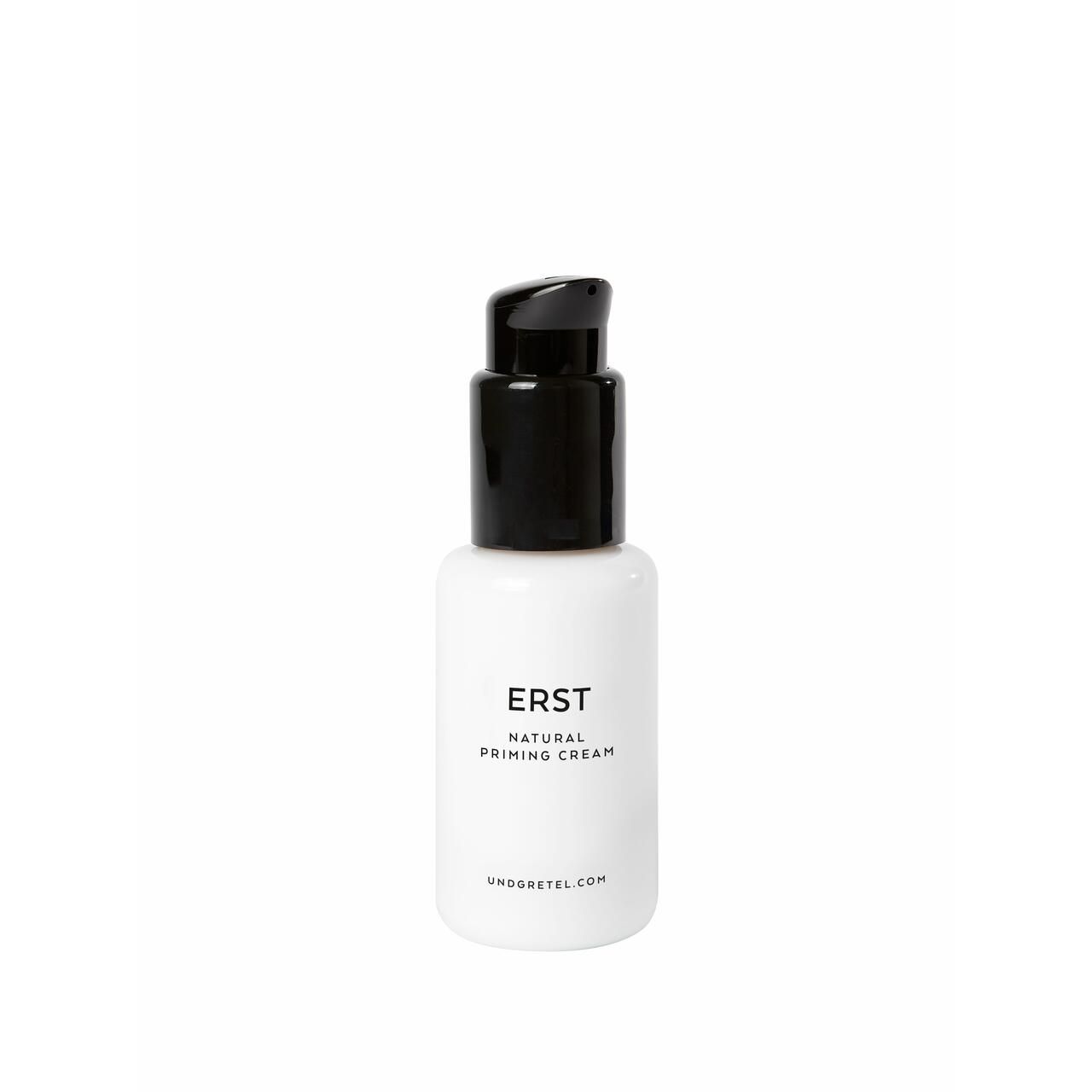 Weiße Flasche mit schwarzem Pumpkopf. Aufschrift: ERST Natural Priming Cream. Unterhalb: undgretel.com.