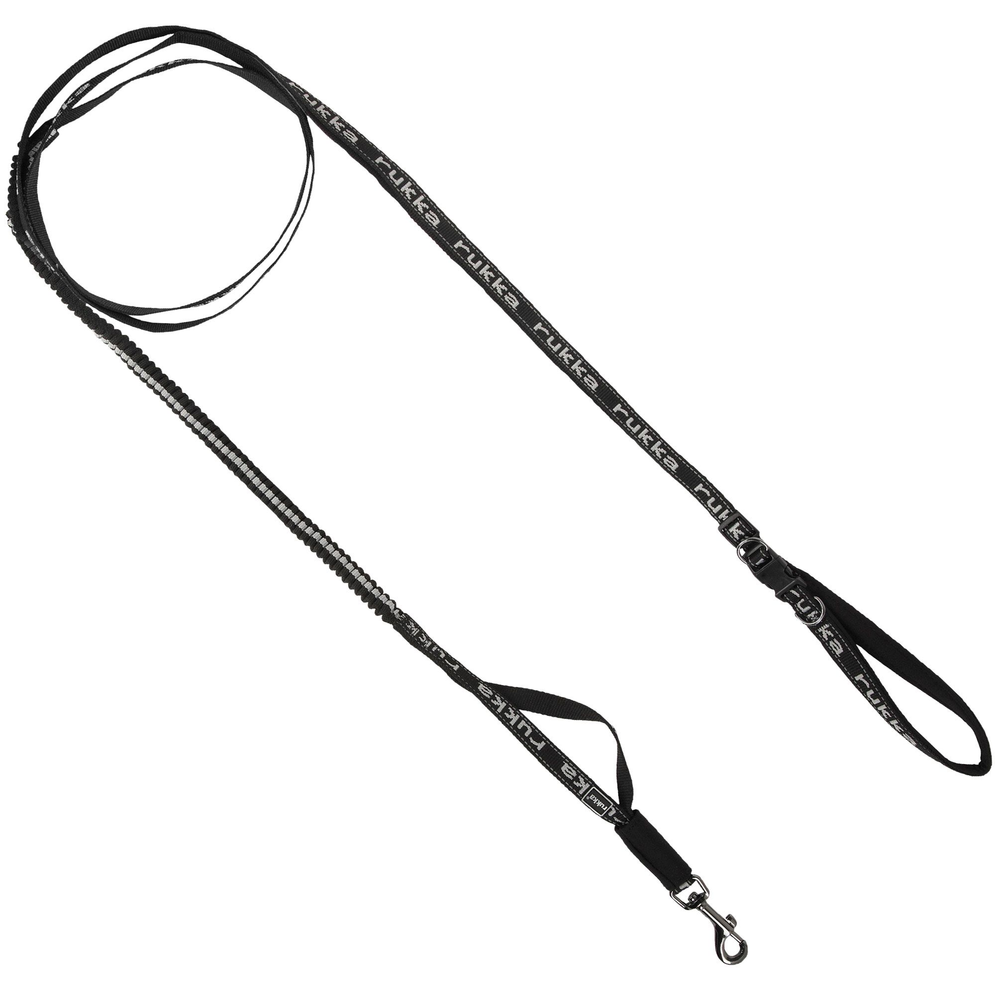 Schwarze Hundeleine mit reflektierenden Elementen. Der Schriftzug "rukka" ist auf dem Gurtband wiederholt zu sehen. Karabinerhaken und Handschlaufe.