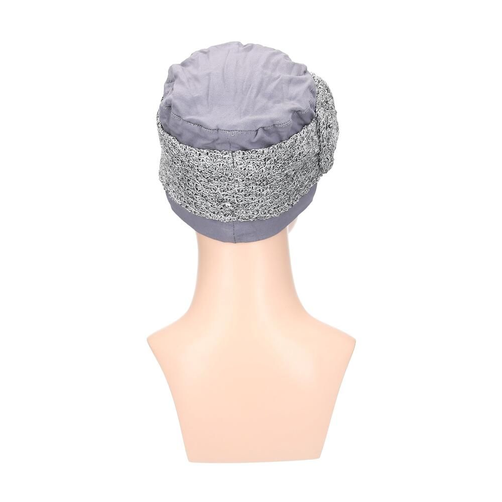 Grau/Silberfarbener Turban auf einer Büste. Der Turban hat eine verzierte Krempe.