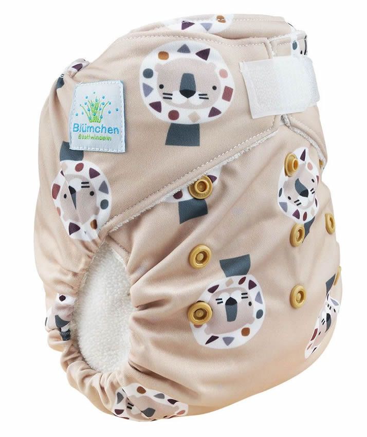 Stoffwindel mit Löwenmuster, Klettverschluss und Label. Beige, goldfarbene Druckknöpfe, offene Innenseite.