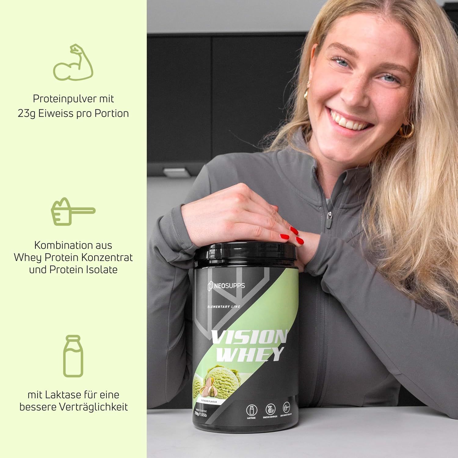 Frau hält Dose Vision Whey Pistachio. Dose mit Logo, Text und Pistazien-Abbildung. Aufschrift: 23g Eiweiß pro Portion.