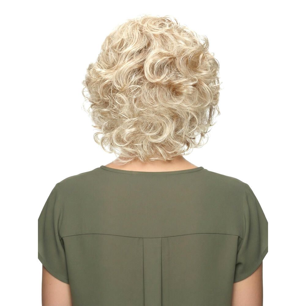 Rückansicht einer Perücke mit lockigem, blondem Haar. Die Frau trägt ein grünes Oberteil.