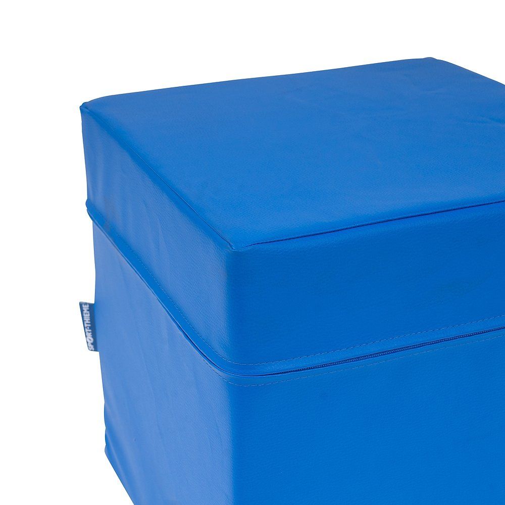 Detailansicht des blauen Turnwürfels. Weiches Material. Sport-Thieme Logo sichtbar.