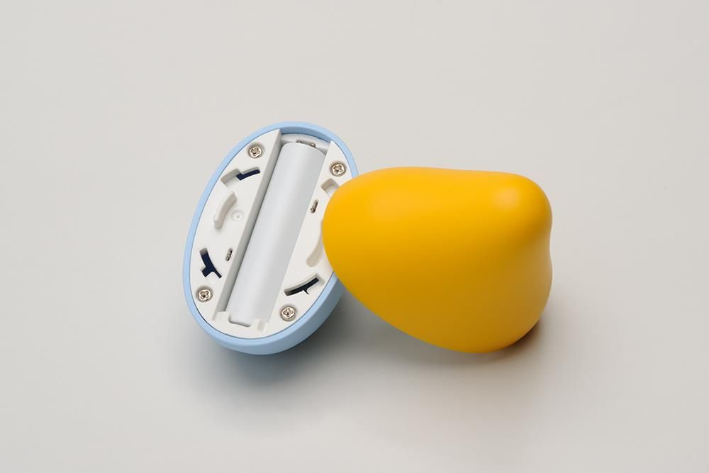 Zweiteiliges Produkt. Oberteil gelb, Unterteil blau. Innenraum des blauen Teils mit Batteriefach und Schrauben. Keine weiteren Details sichtbar.