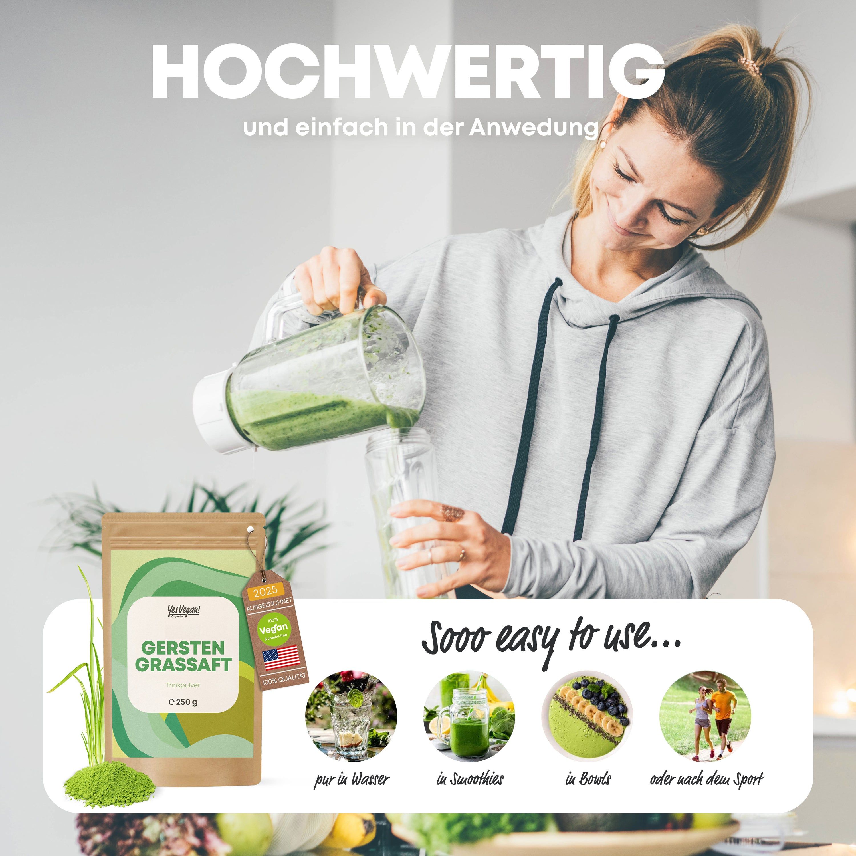 Frau gießt grünes Getränk aus einem Krug in ein Glas. Beutel Gerstengrassaft-Pulver daneben. Anwendungshinweise.