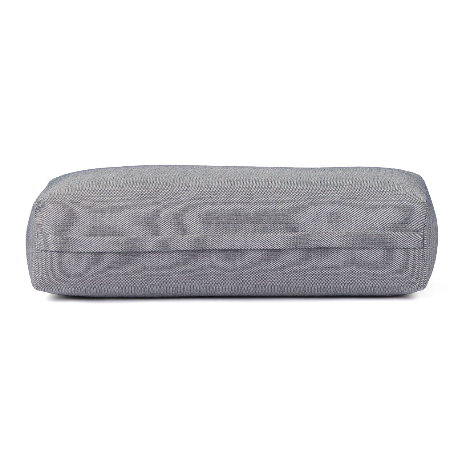 Graues Yoga-Bolster. Dobby-Gewebe. Eckige Form. Längsansicht.