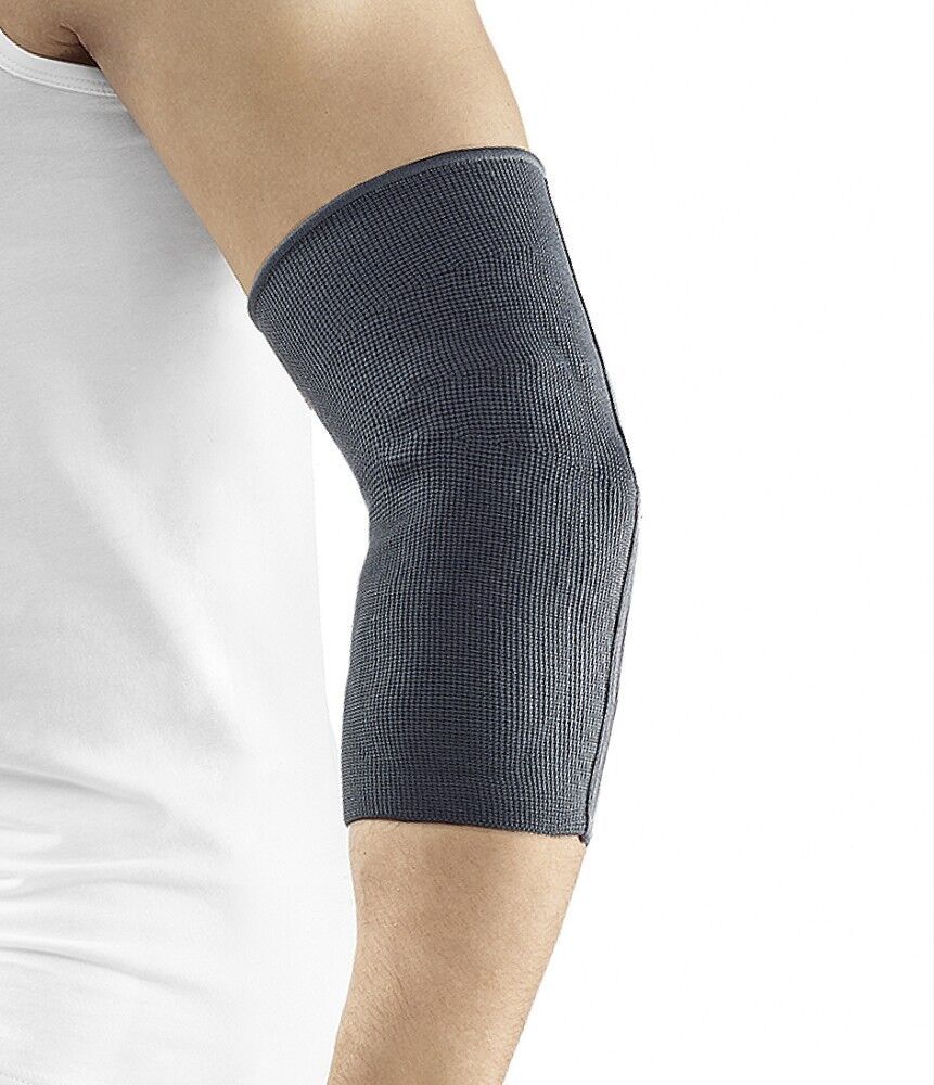 Graue Ellenbogenbandage am Arm. Gestricktes Material, bedeckt den Ellenbogen und einen Teil des Arms.