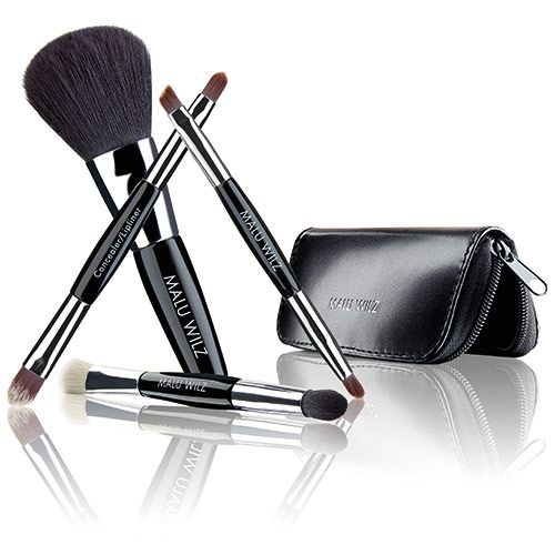 Pinsel-Set mit schwarzem Etui. Enthalten sind mehrere Pinsel mit schwarzen Griffen und silbernen Details. Auf den Griffen steht "MALU WILZ".