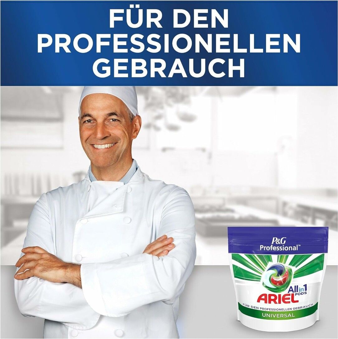 Ein Koch steht vor einer Küche und hält die Arme verschränkt. Daneben eine Packung Ariel Professional All-in-1 Pods. Aufschrift: P&G Professional.