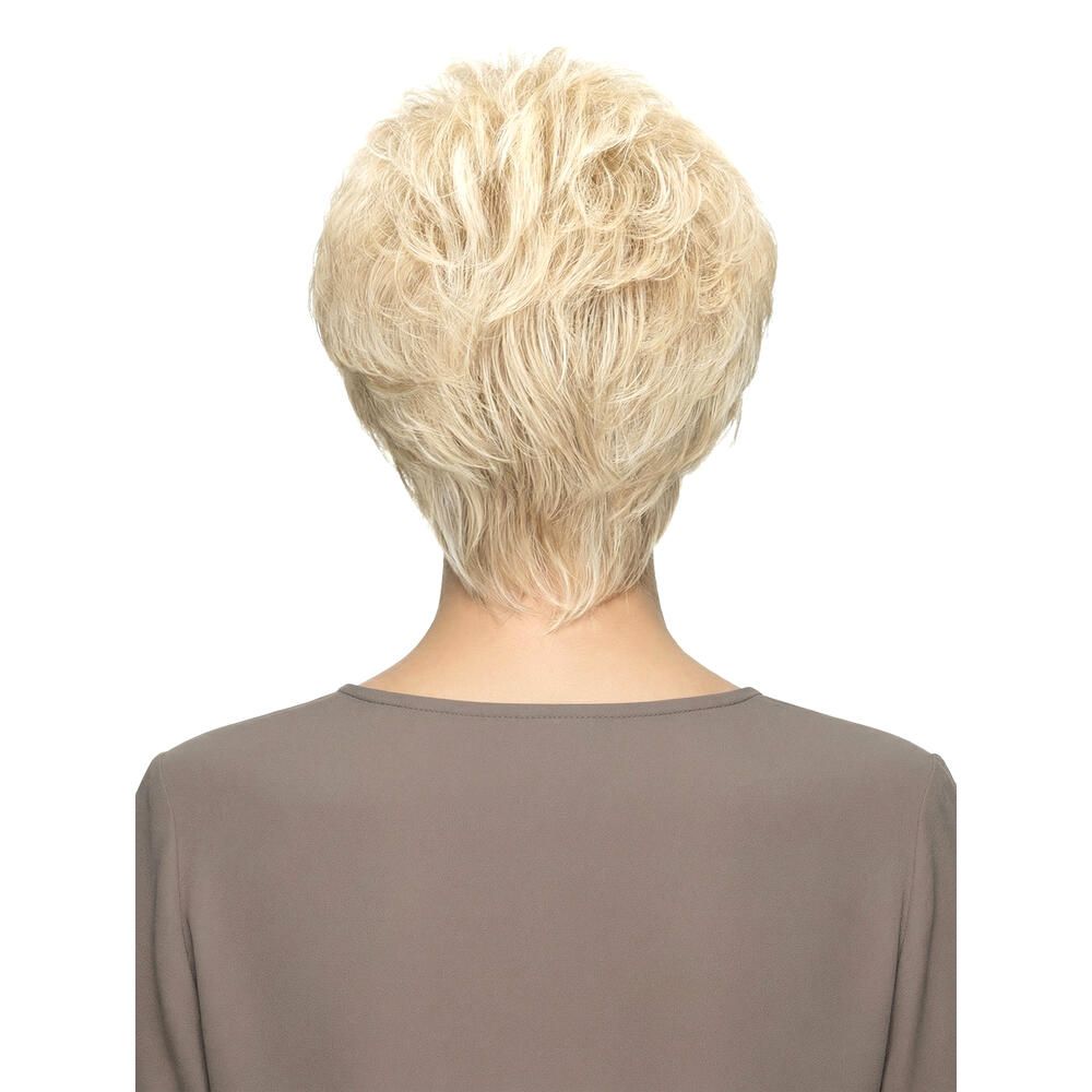Rückansicht einer blonden Kurzhaarperücke. Das Haar ist gestuft und voluminös. Der Hintergrund ist weiß.