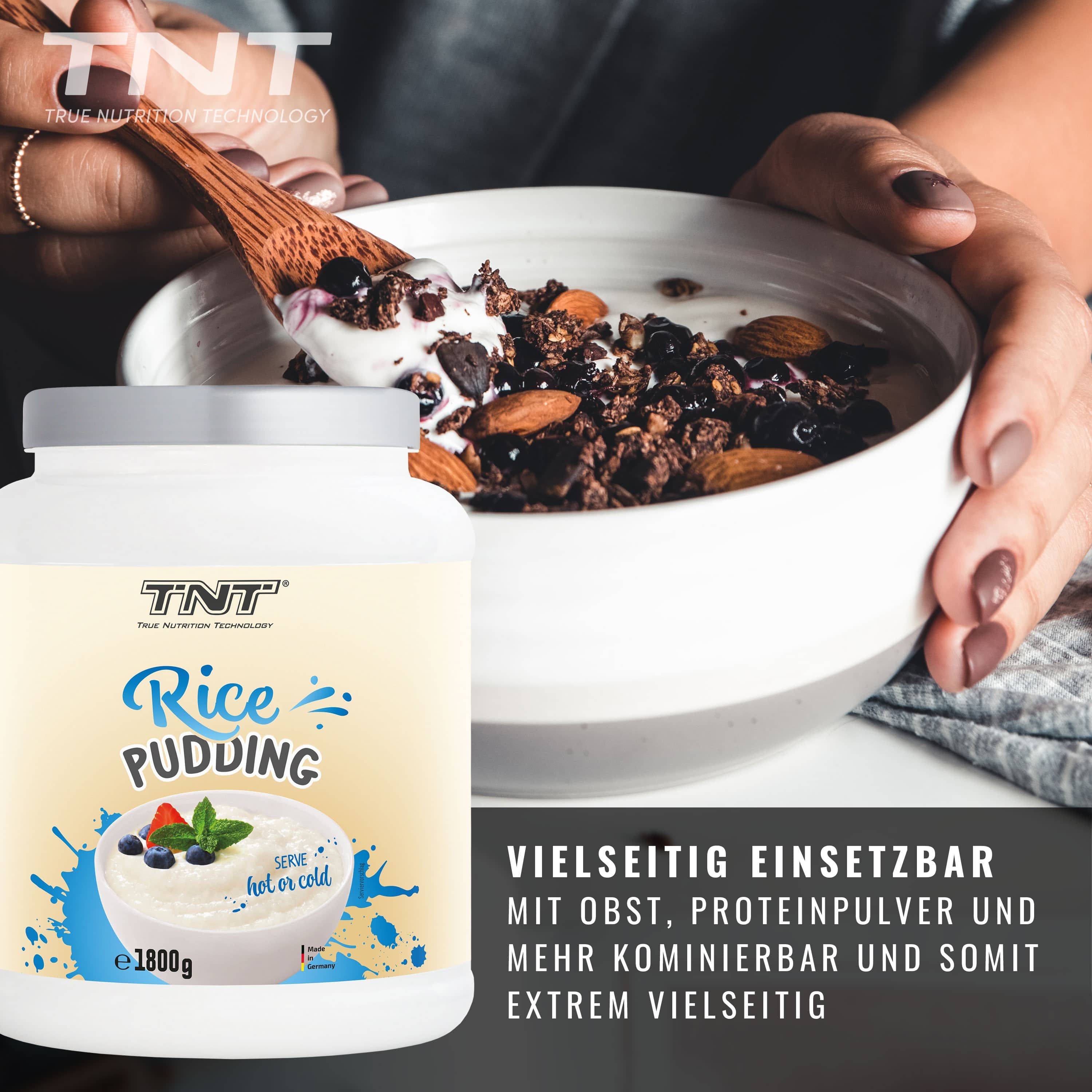 TNT Rice Pudding-Behälter neben Schüssel mit Pudding, Nüssen und Beeren. Text: Vielseitig einsetzbar. Mit Obst, Protein und mehr kombinierbar.
