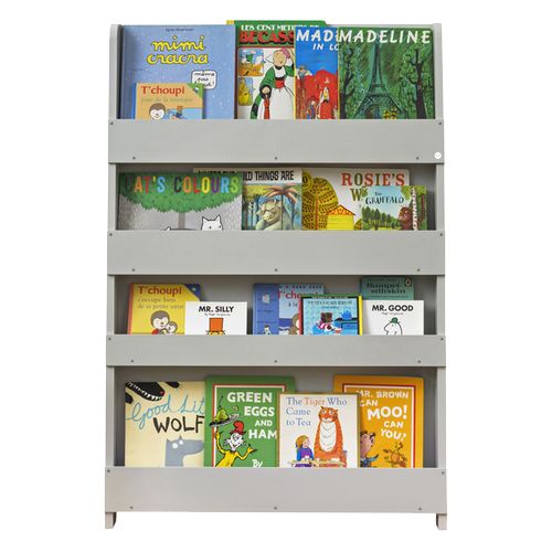 Hellgraues Bücherregal mit vier Regalen, gefüllt mit Kinderbüchern. Bücher mit farbigen Einbänden. Auf dem Regal stehen Bücher.