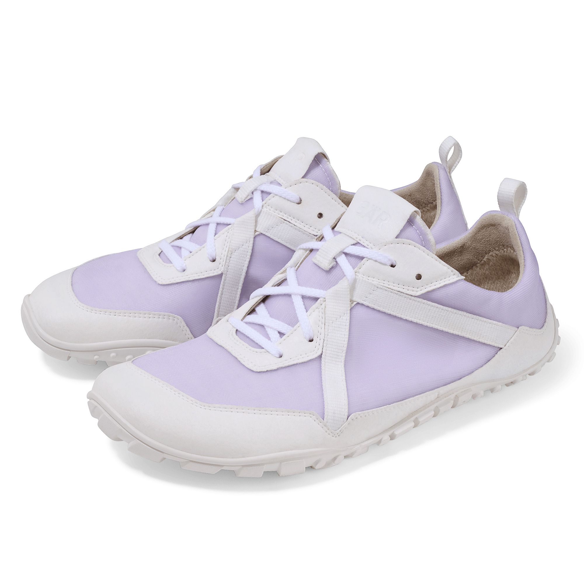 Zwei lilafarbene und weiße Schnürschuhe. Die Schuhe haben eine breite Form und sind aus Stoff und Leder gefertigt.